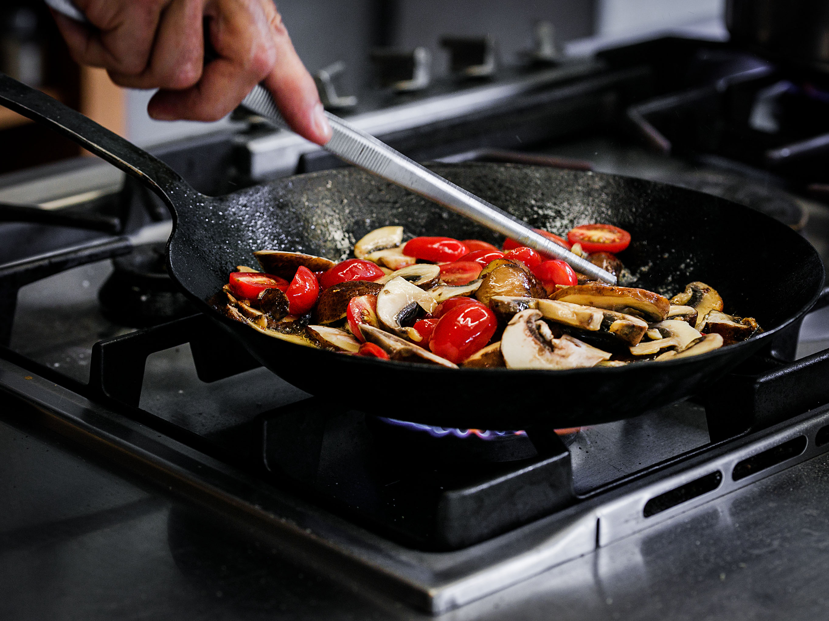 Schritt 2: Champignons, Tomaten, Thymian, Salz und Pfeffer zu den Butter geben und weiter garen, bis sie knapp weich sind