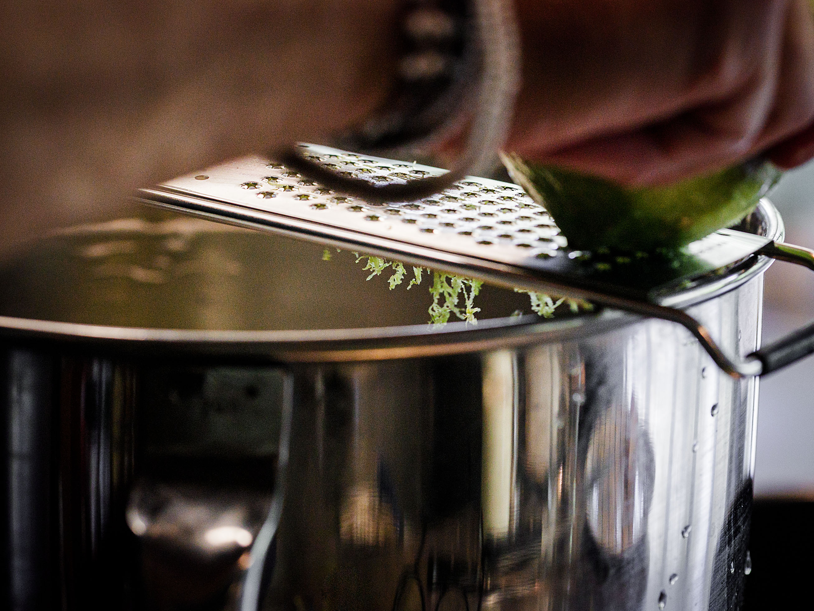 Schritt 1: Zitronenschale vorbereiten