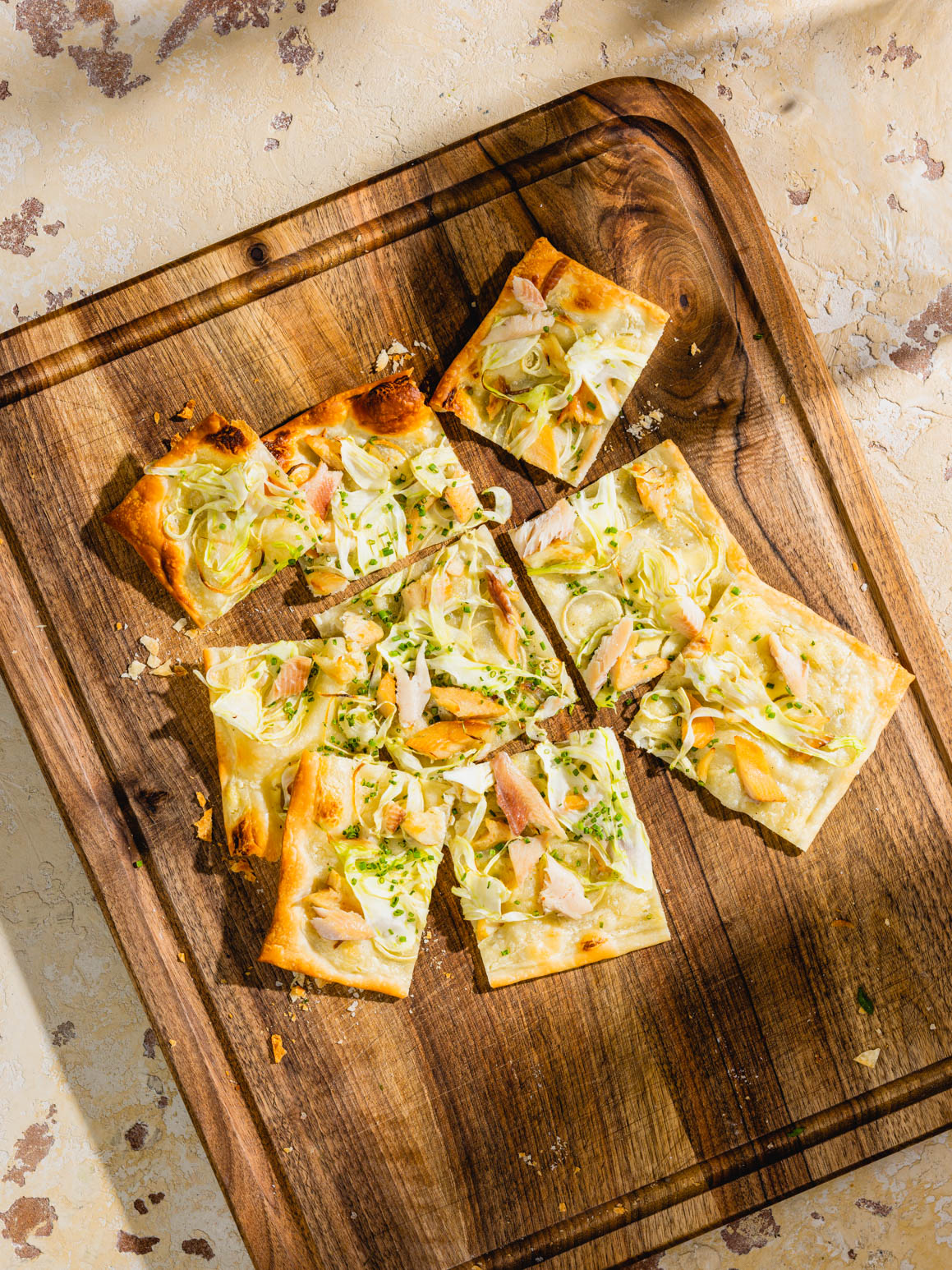 Flammkuchen mit Rauchforelle, Meerrettich und Fenchel Rezept 