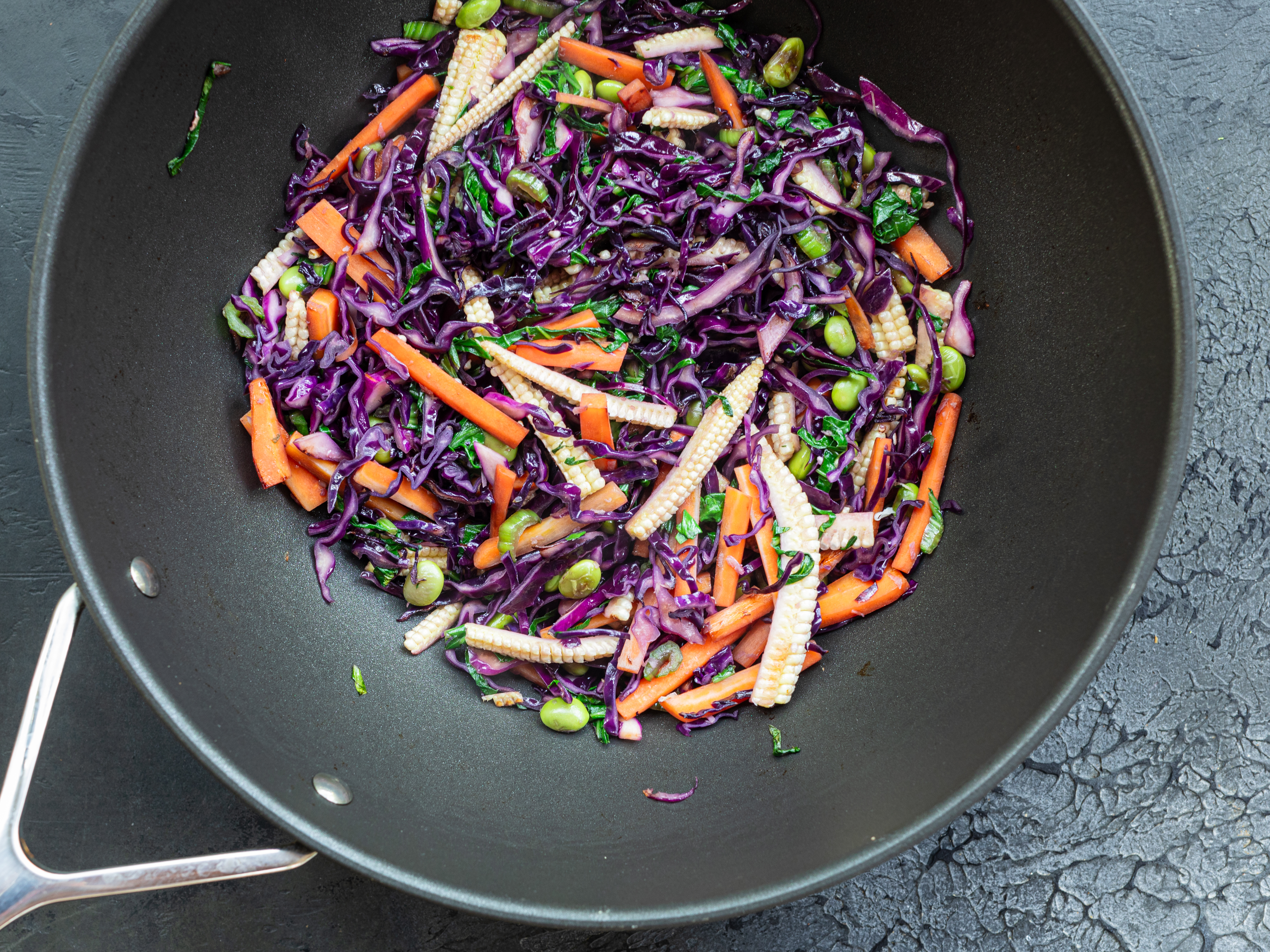 Schritt 4:  Gemüse  für Udon-Nudeln mit Rotkohl anbraten 