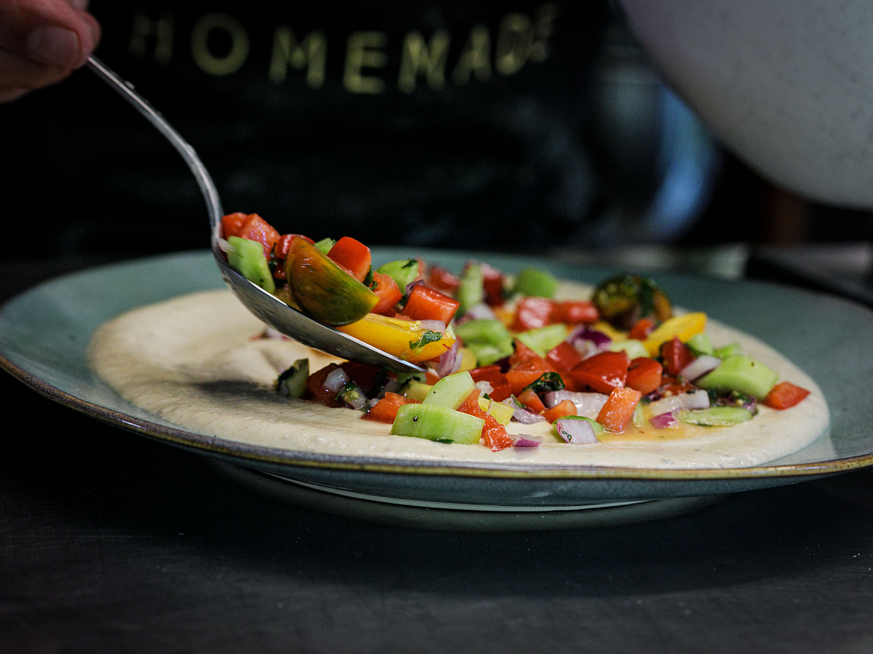 Schritt 3:  Israelischer Salat anrichten.