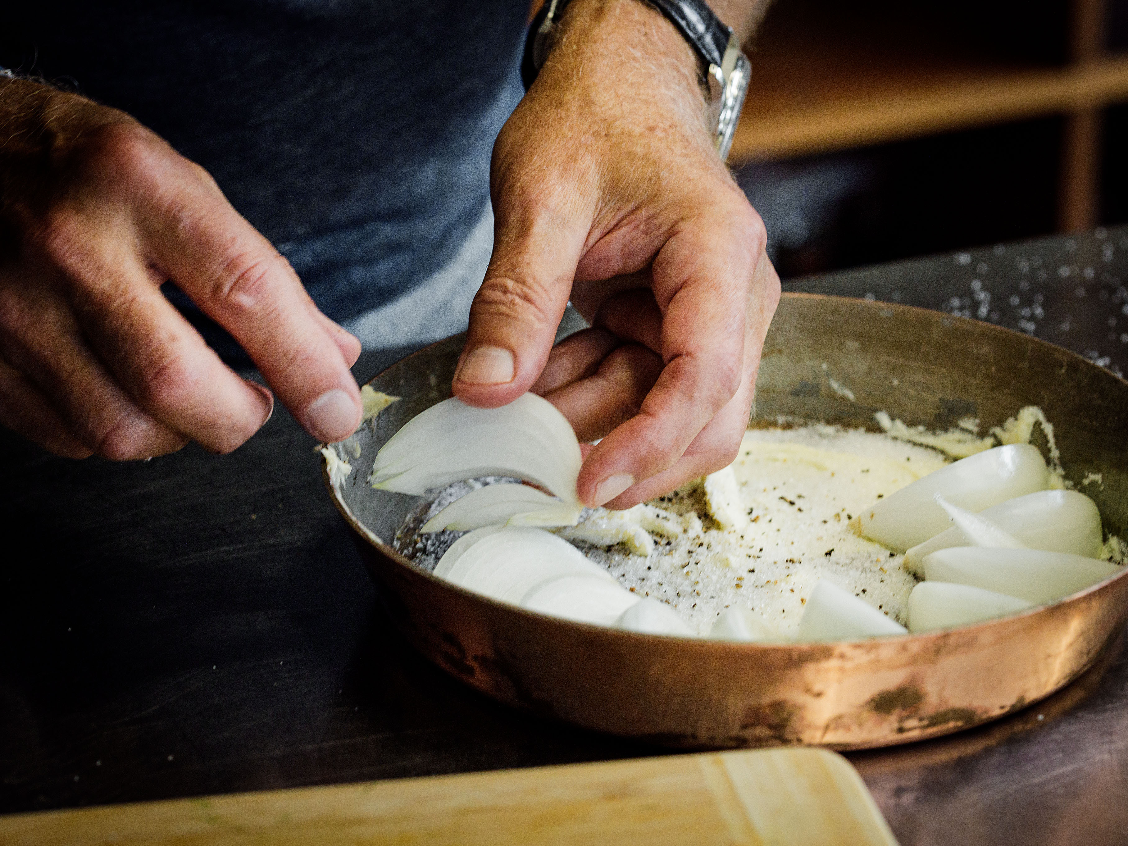 Schritt 4: Die Zwiebel für die Tarte tatin à l'oignon in der Form verteilen.