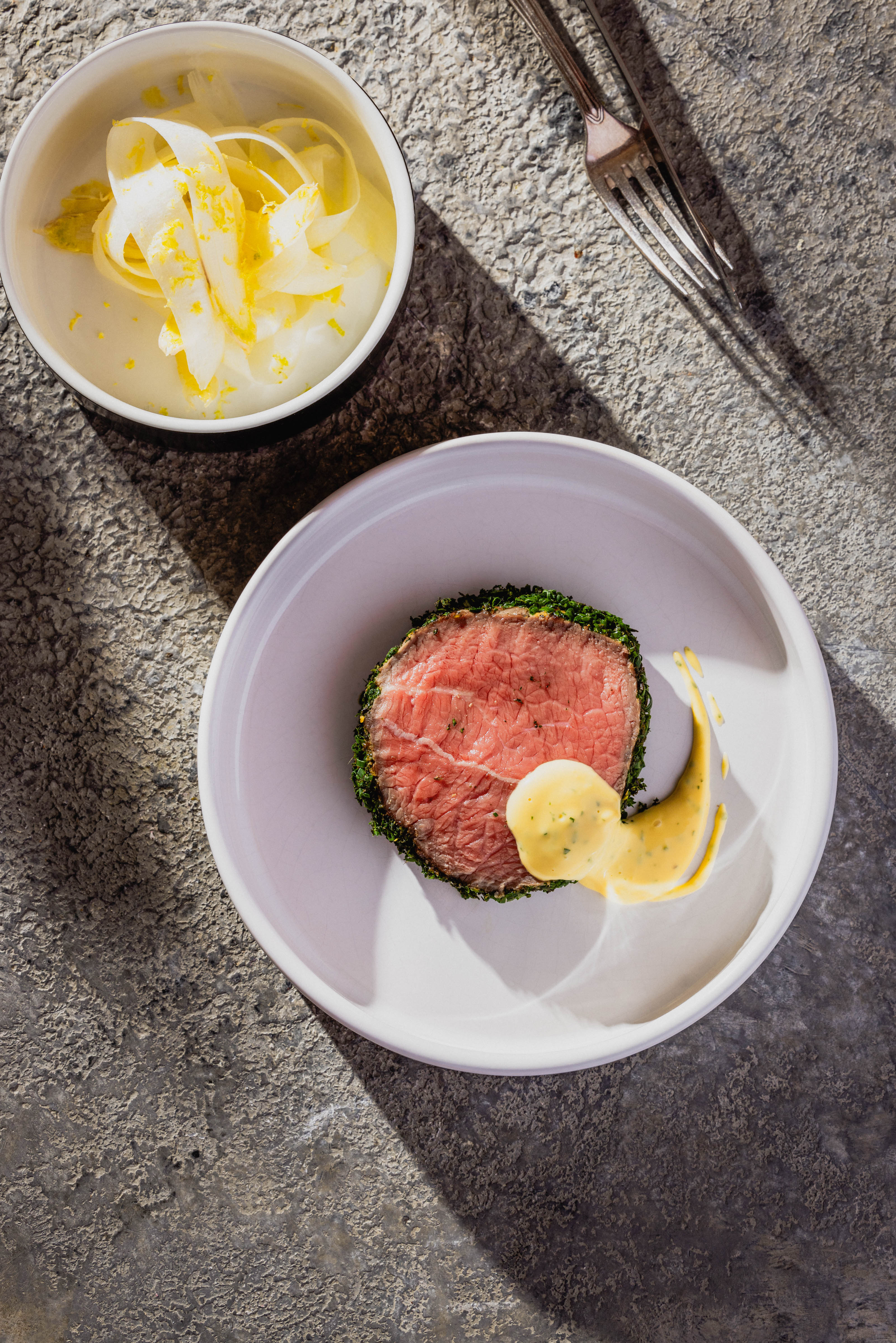 Rosa Rindsnuss im Kräutermantel mit Sauce Béarnaise, weisse Spargelrohkost Rezept