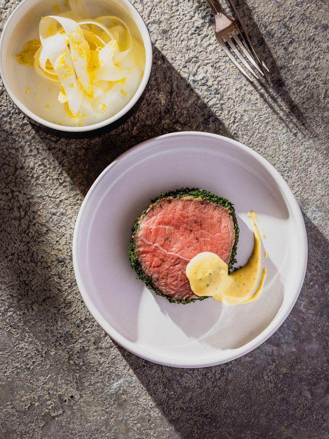 Rosa Rindsnuss im Kräutermantel mit Sauce Béarnaise, weisse Spargelrohkost Rezept Rosa Rindsnuss im Kräutermantel mit Sauce Béarnaise, weisse Spargelrohkost Rezept