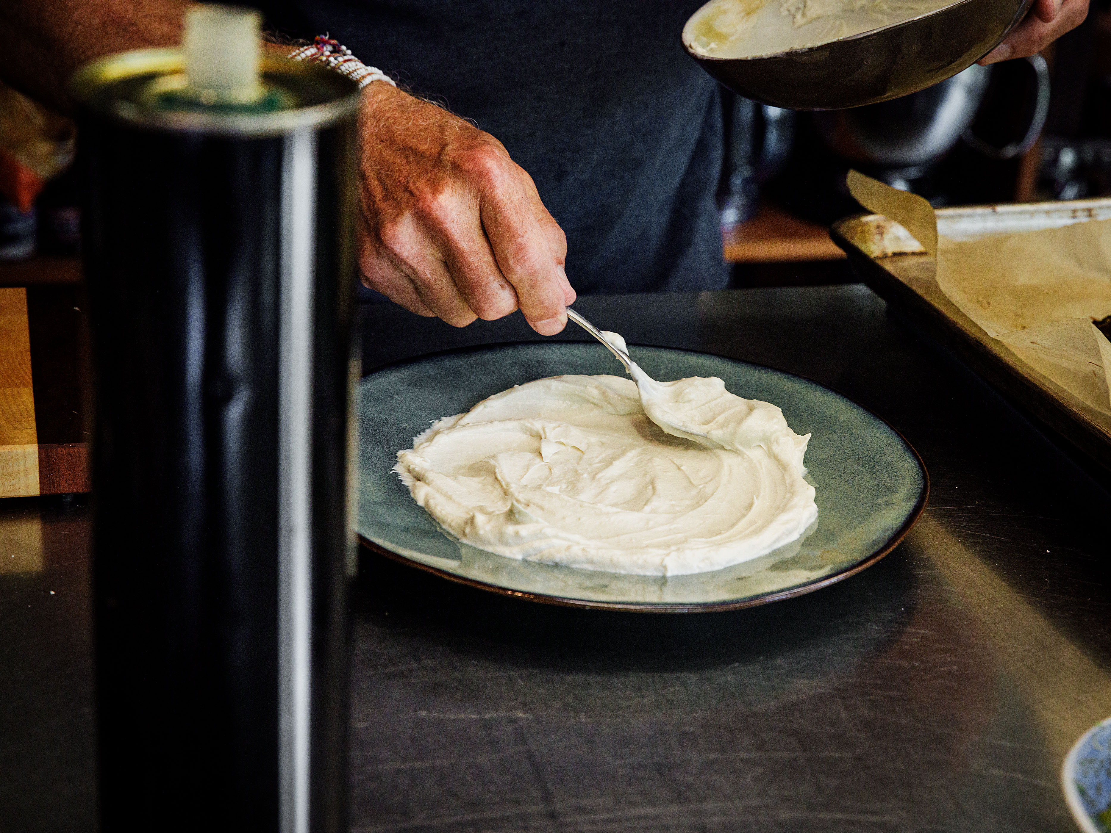 Schritt 3: Die Joghurt-Tahin-Sauce auf einem grossen Teller verteilen