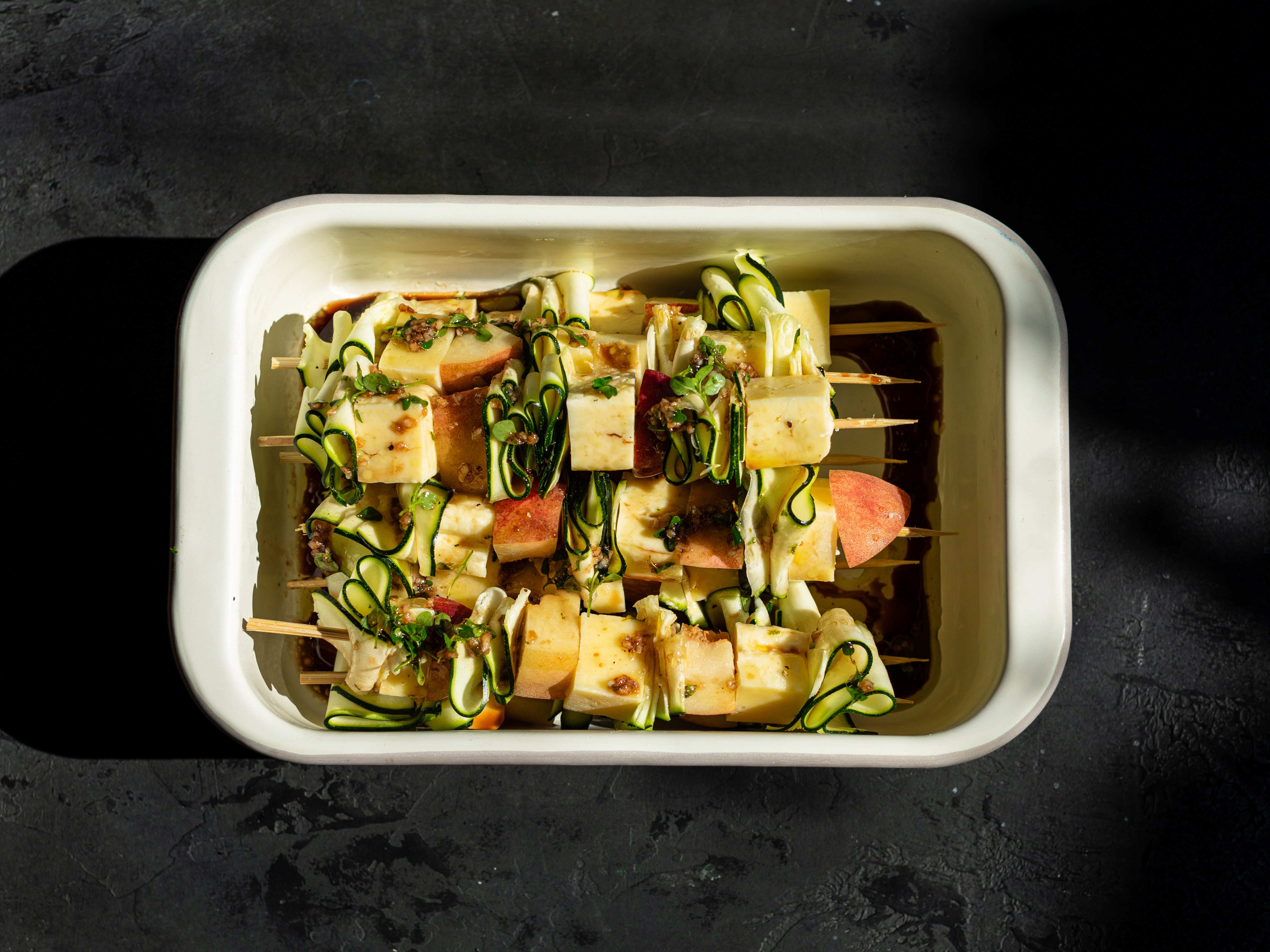 Schritt 3: Die Spiesse grosszügig mit der vorbereiteten Marinade begiessen und für mindestens 30 Minuten (oder länger) im Kühlschrank marinieren lassen