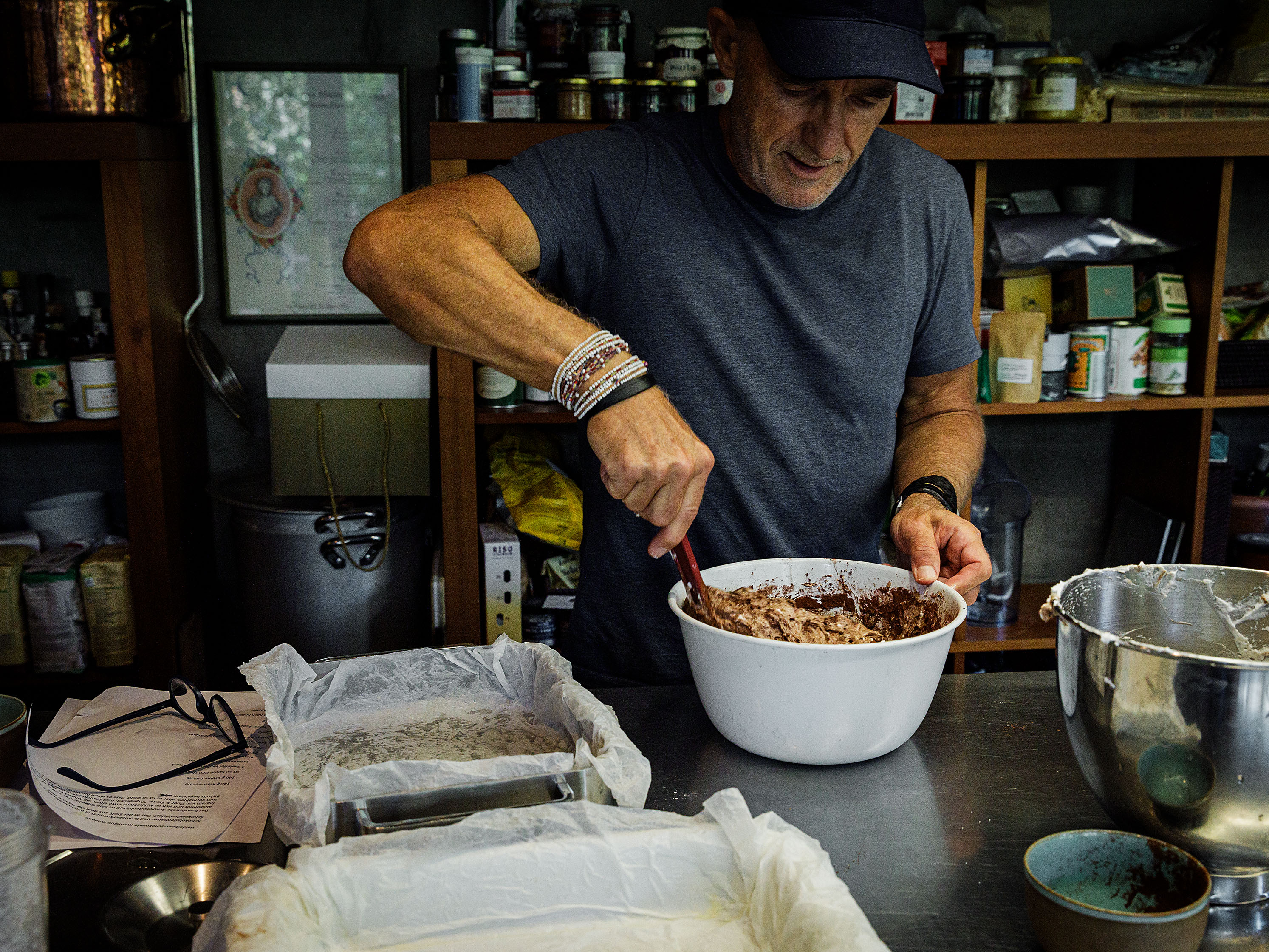 Schritt 2: Schokoladenbiscuit für Glutenfreie Heidelbeer-Schokoladenmeringue-Roulade zubereiten 