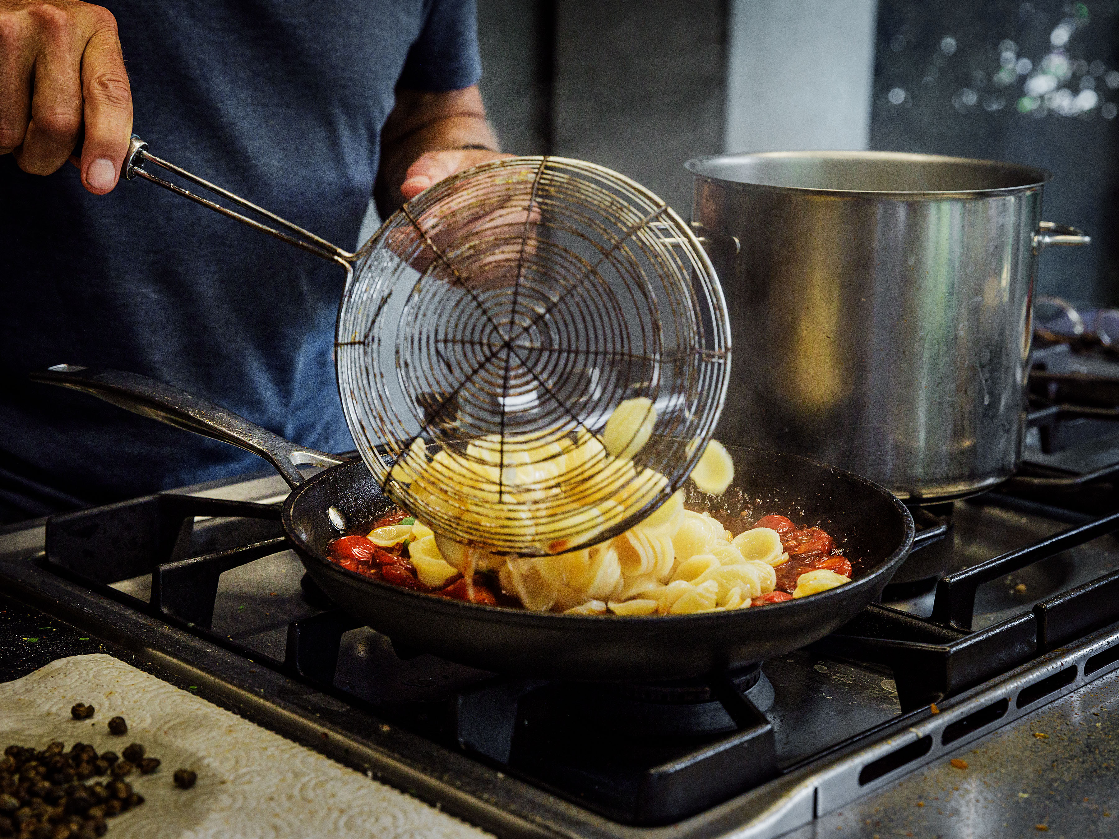 Schritt 4: Die Pasta abgiessen und in die Pfanne mit der Sauce geben