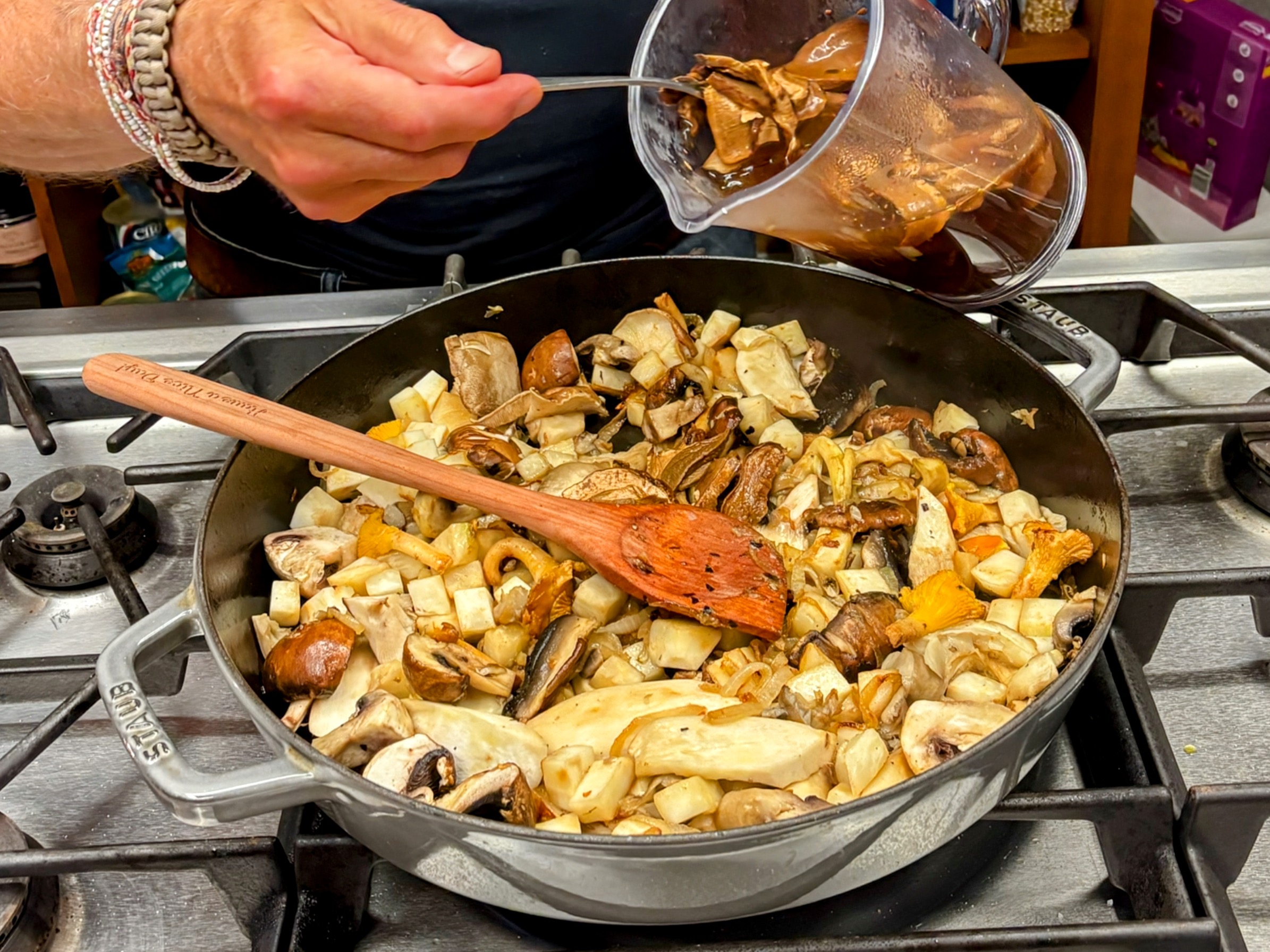 Schritt 1: Vorbereitung der Pilze für Pilz Ragout und Anbraten der Gemüsebasis 