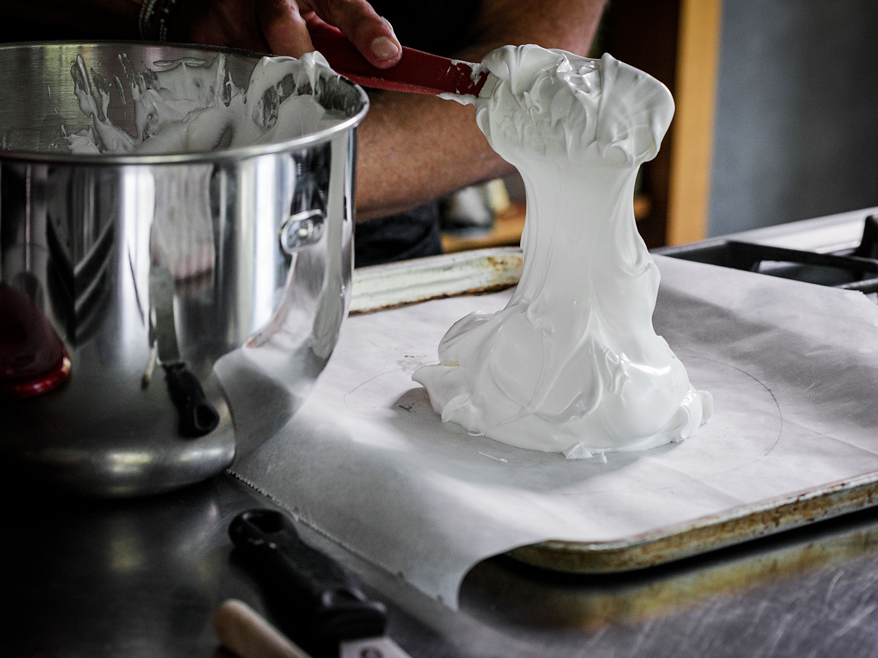 Schritt 3: Eiweissmasse innerhalb eines Kreises aufhäufen