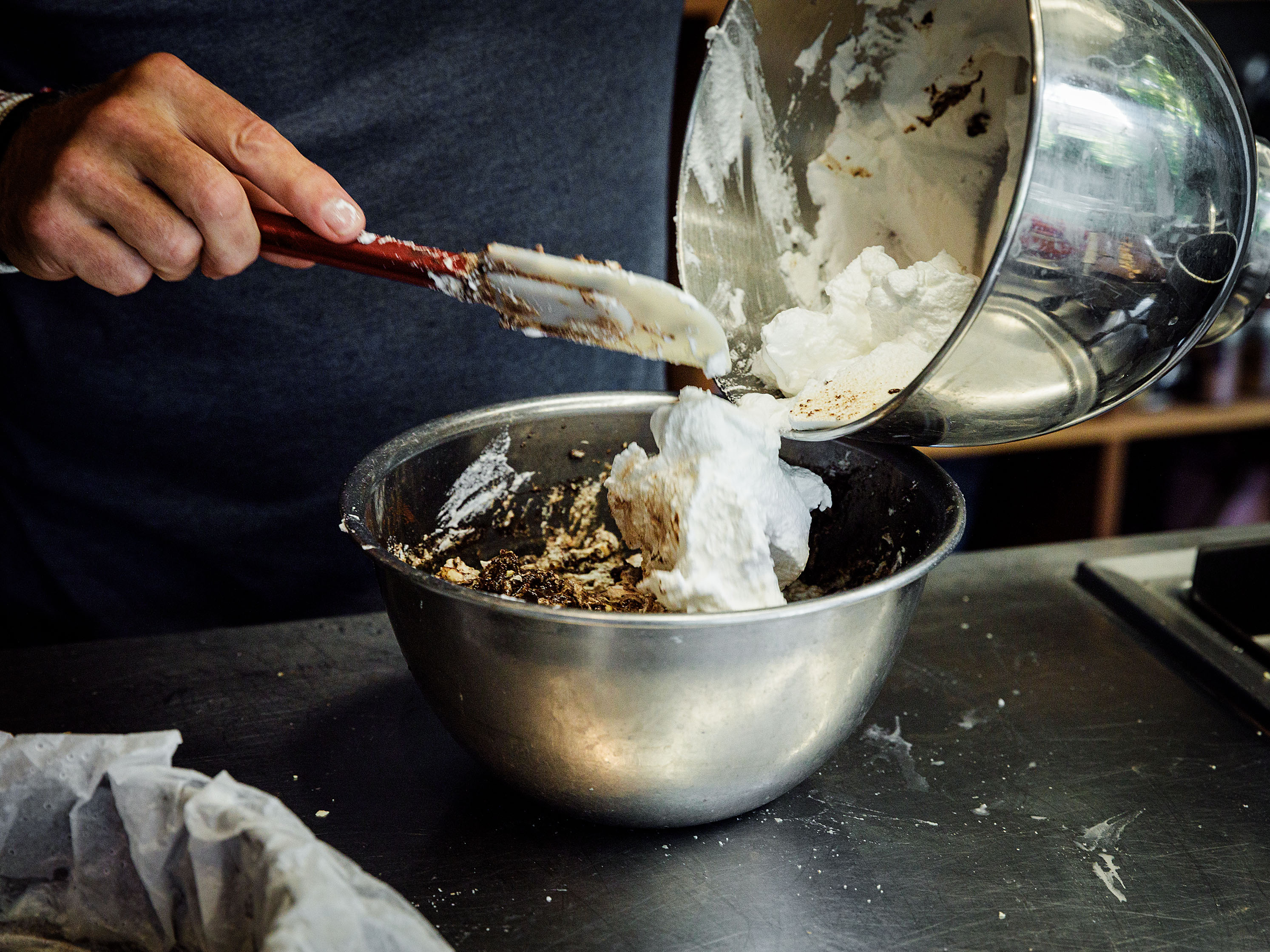 Schritt 3: Füllung für Glutenfreien Schoko-Haselnuss-Buttermilch-Kuchen zubereiten und Schokoladenkuchen backen