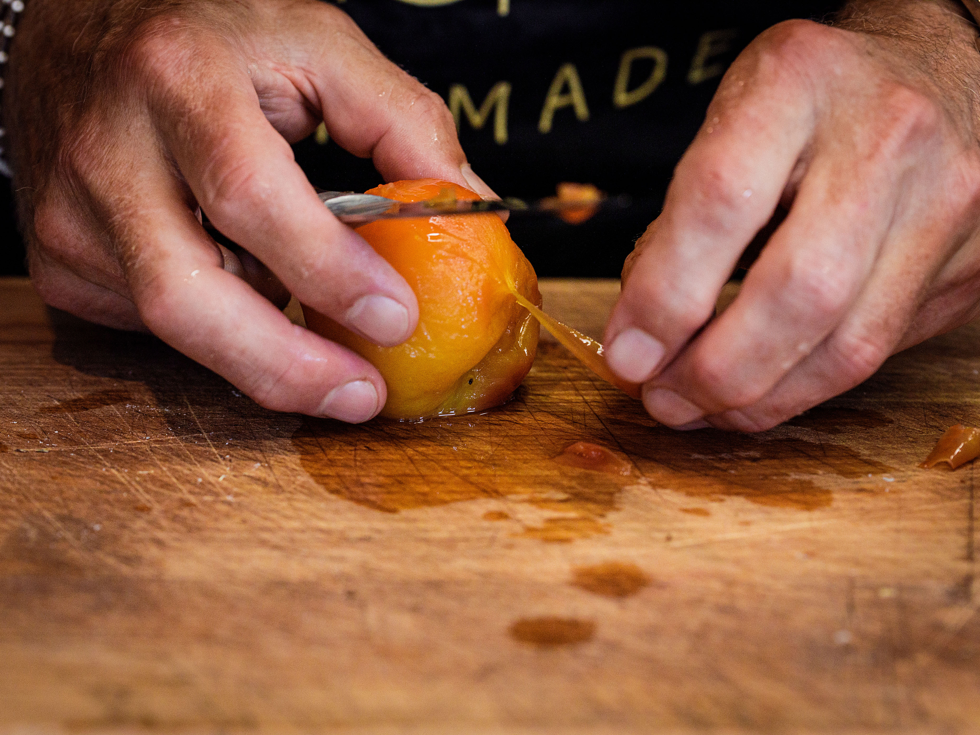 Schritt 2: Pfirsiche schälen und in Spalten schneiden