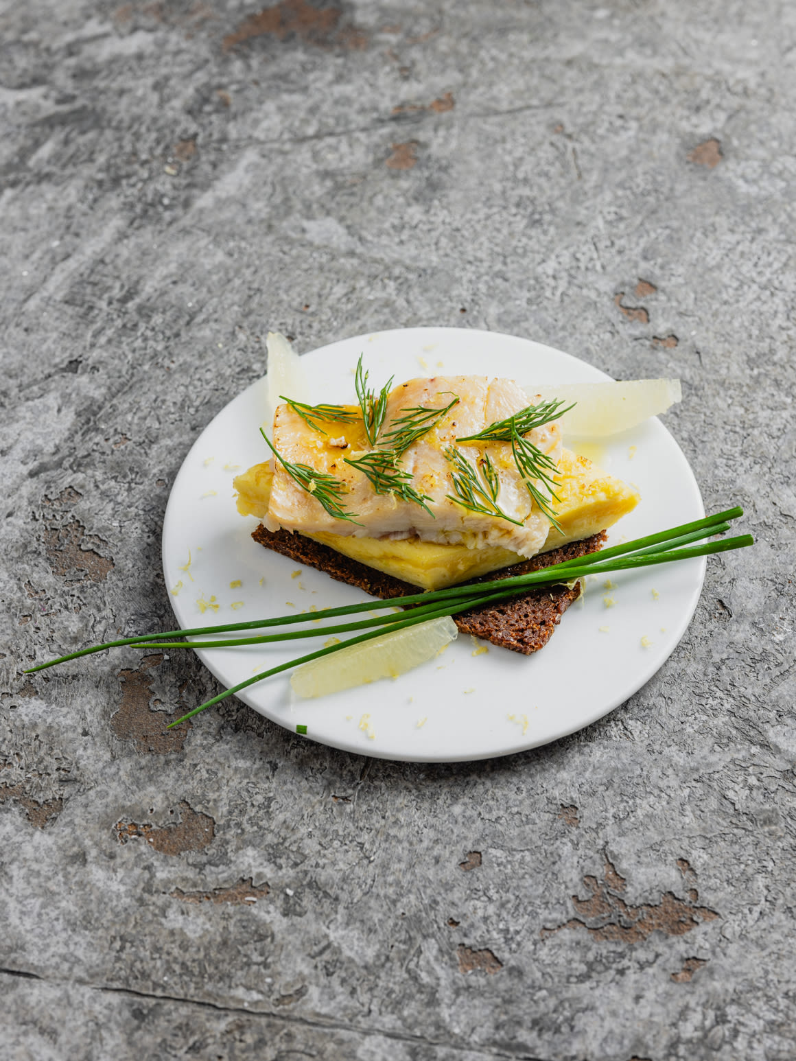 Omelette mit Rauchforelle auf Schwarzbrot Rezept