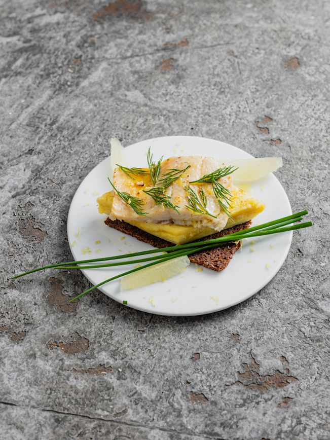 Omelette mit Rauchforelle auf Schwarzbrot Rezept Omelette mit Rauchforelle auf Schwarzbrot Rezept