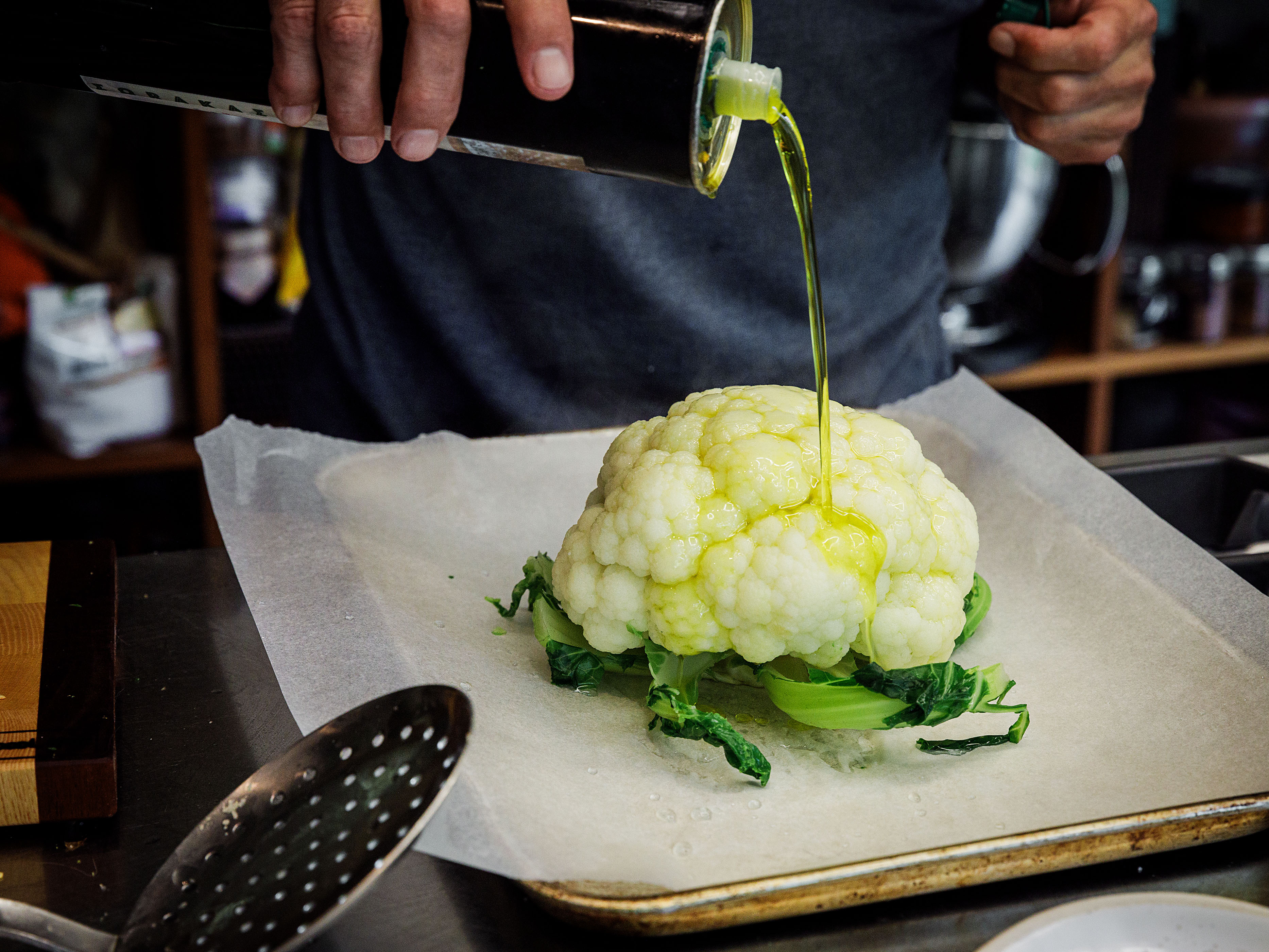 Schritt 1: Blumenkohl mit einem Teelöffel Meersalz bestreuen und mit Rapsöl begiessen