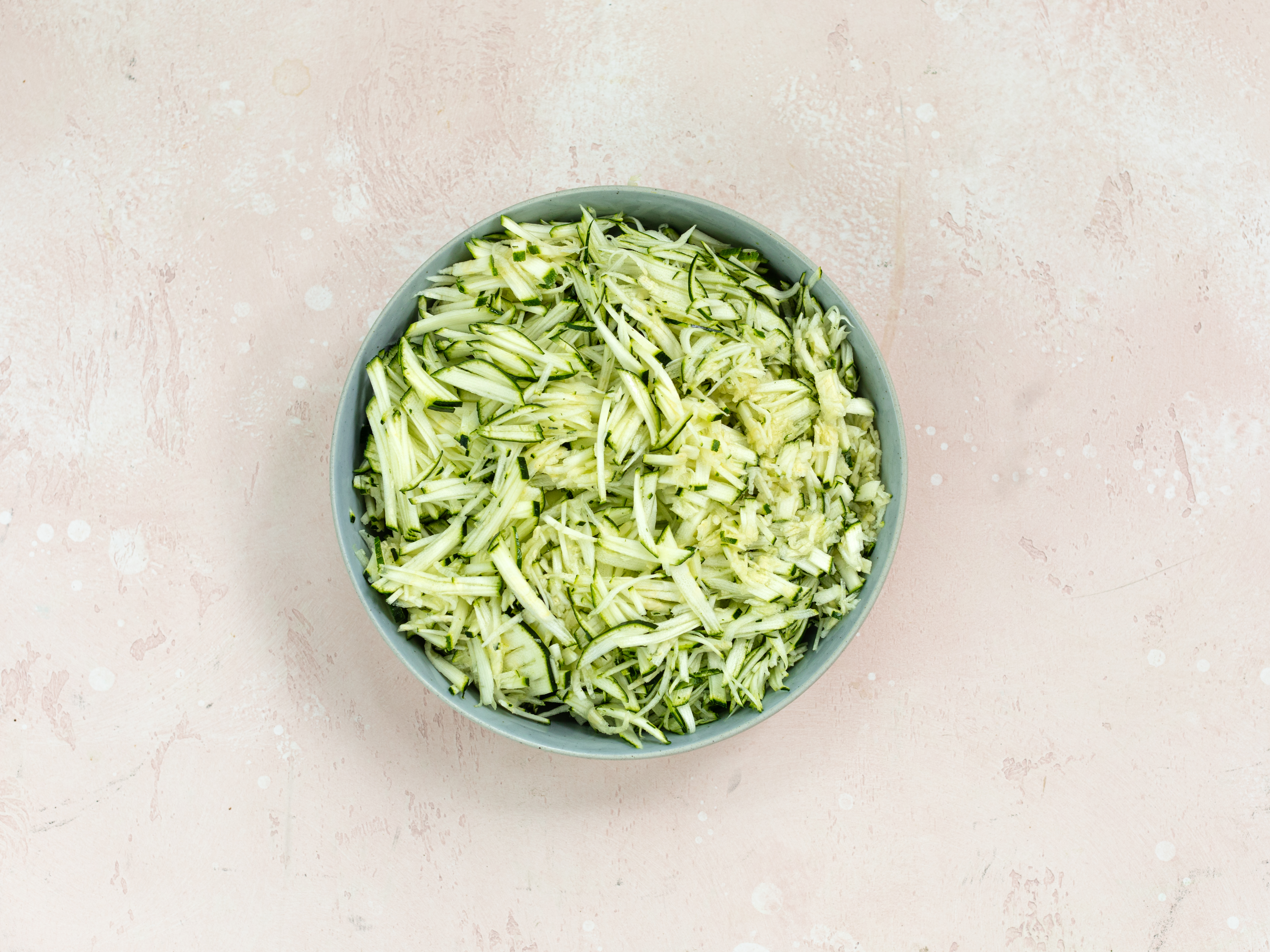 Schritt 1: Zucchini für Zucchini-Parmesan-Waffeln vorbereiten 