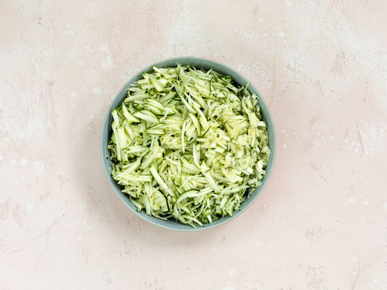 Schritt 1: Zucchini für Zucchini-Parmesan-Waffeln vorbereiten Schritt 1: Zucchini für Zucchini-Parmesan-Waffeln vorbereiten