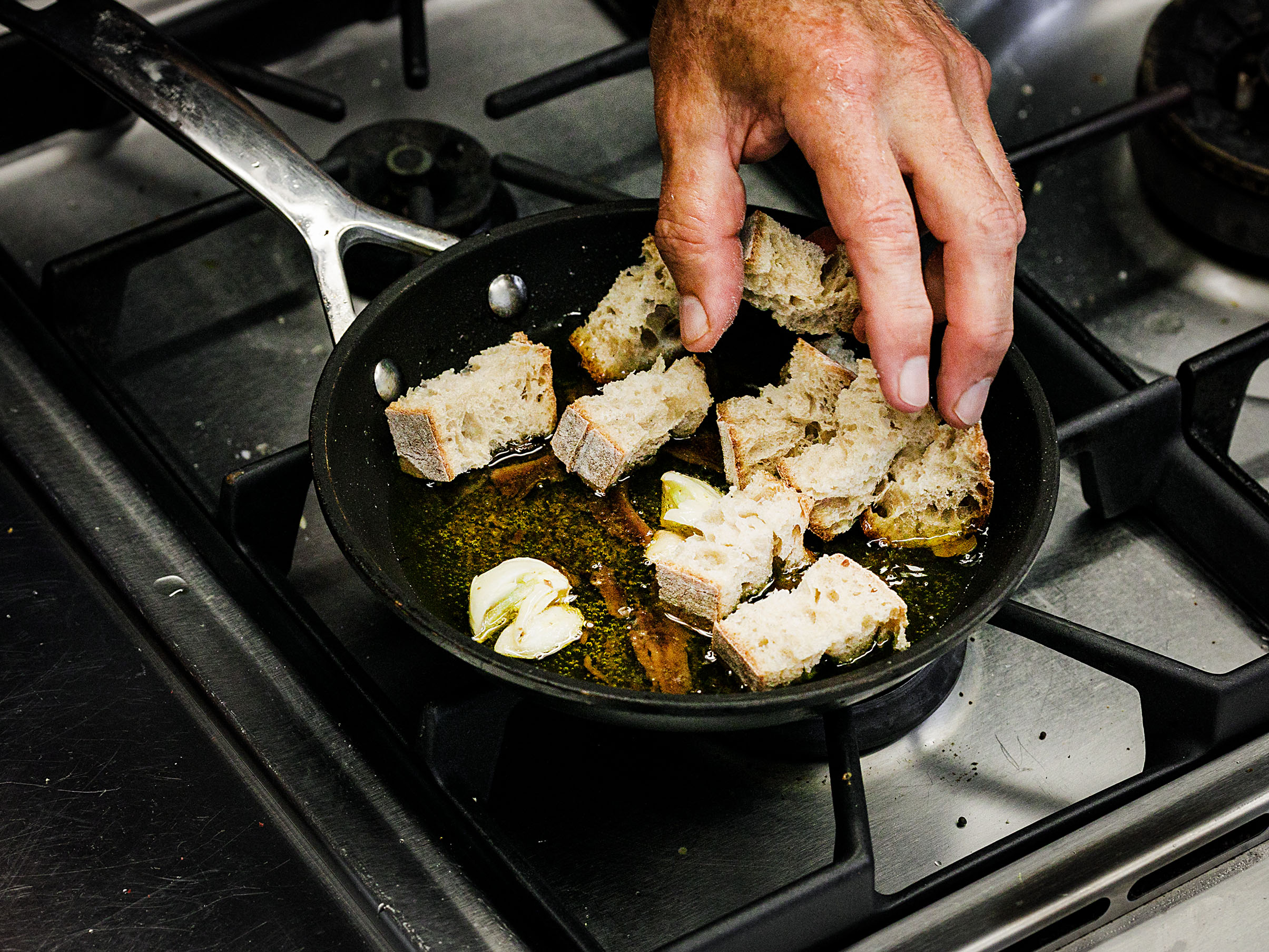Schritt 2: Die Sauerteigbot-Würfel im heissen Sardellen-Knoblauch-Öl rösten