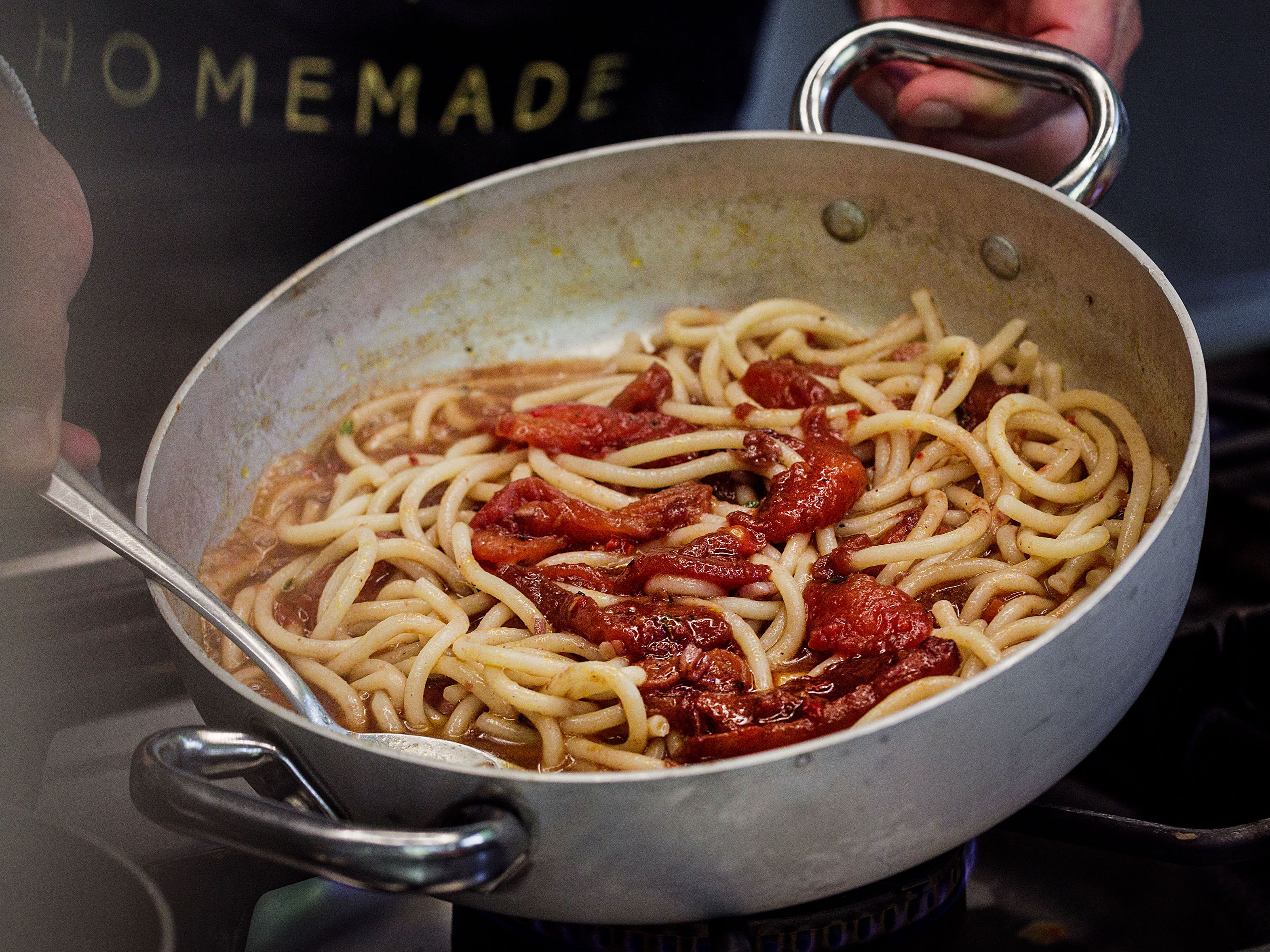 Schritt 4: Pasta kochen für Spaghetti mit Schmortomaten, Knusper-Kapern und Ricotta