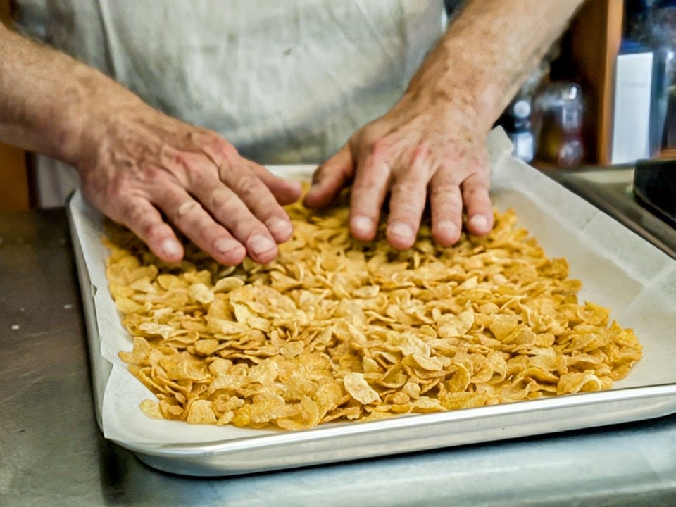 Schritt 1: Cornflakes für Cereal Milk Ice Cream toasten