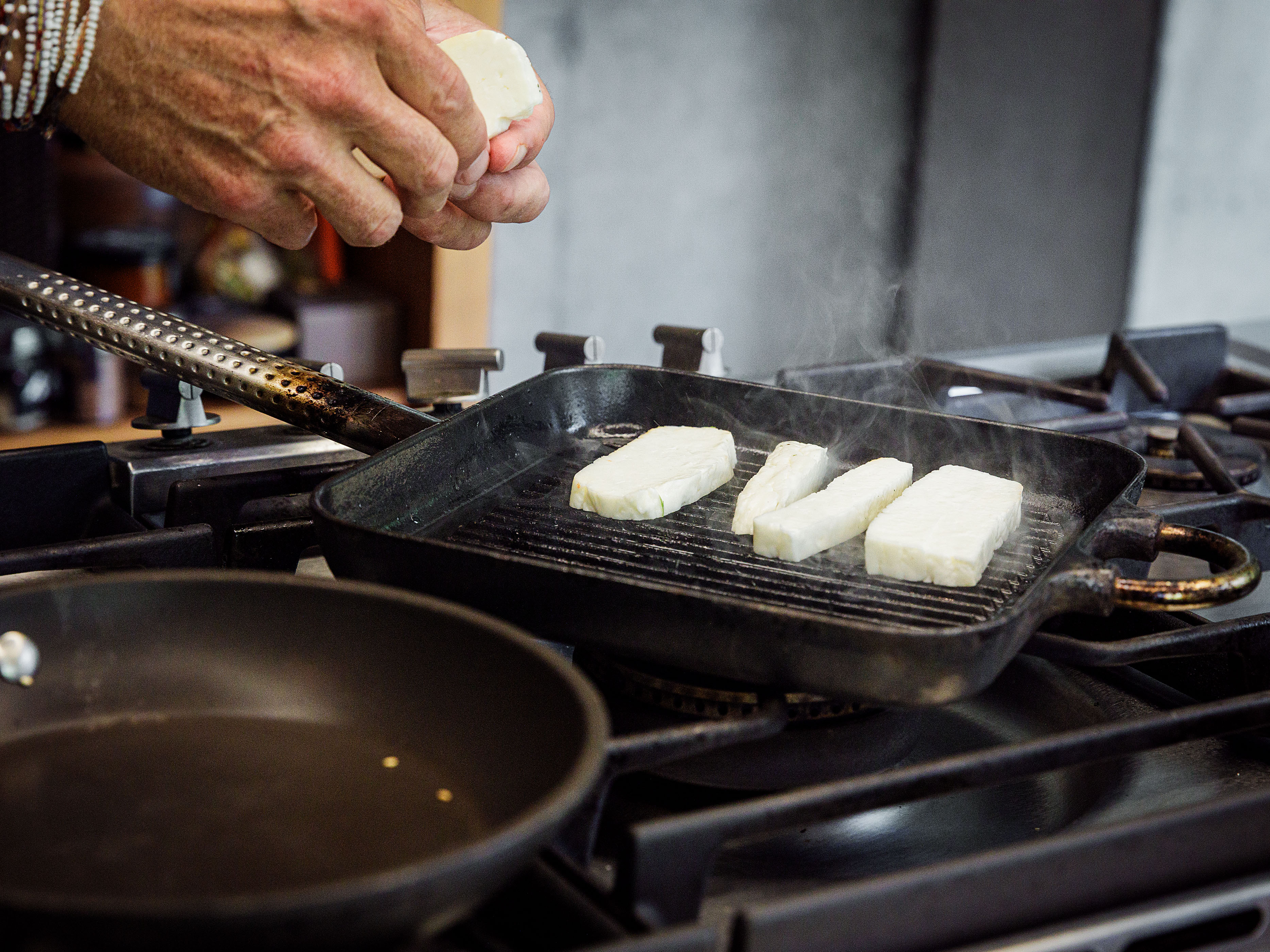 Schritt 2: Halloumi Grillierter Halloumi mit Chili-Sesam-Dressing, Tomaten und Frühlingszwiebeln grillieren 