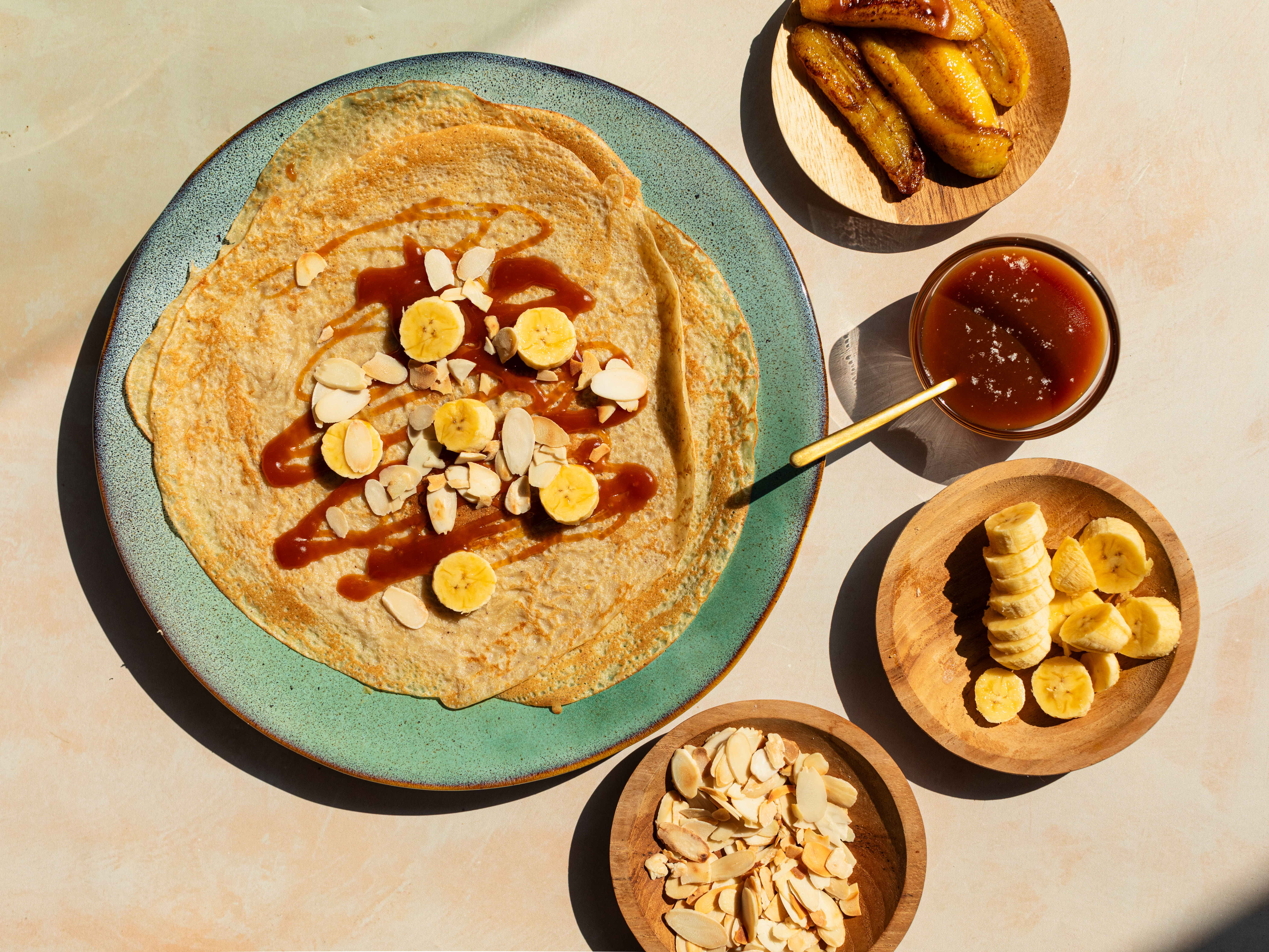 Schritt 6: Die fertigen Crêpes mit Karamell, Bananen und Mandeln füllen