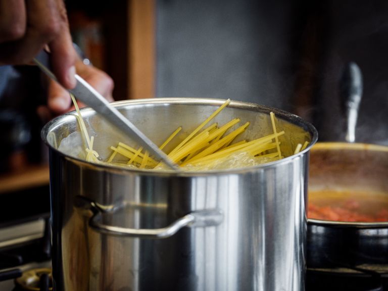 Schritt 2: Die Spaghetti in reichlich Salzwasser kochen.