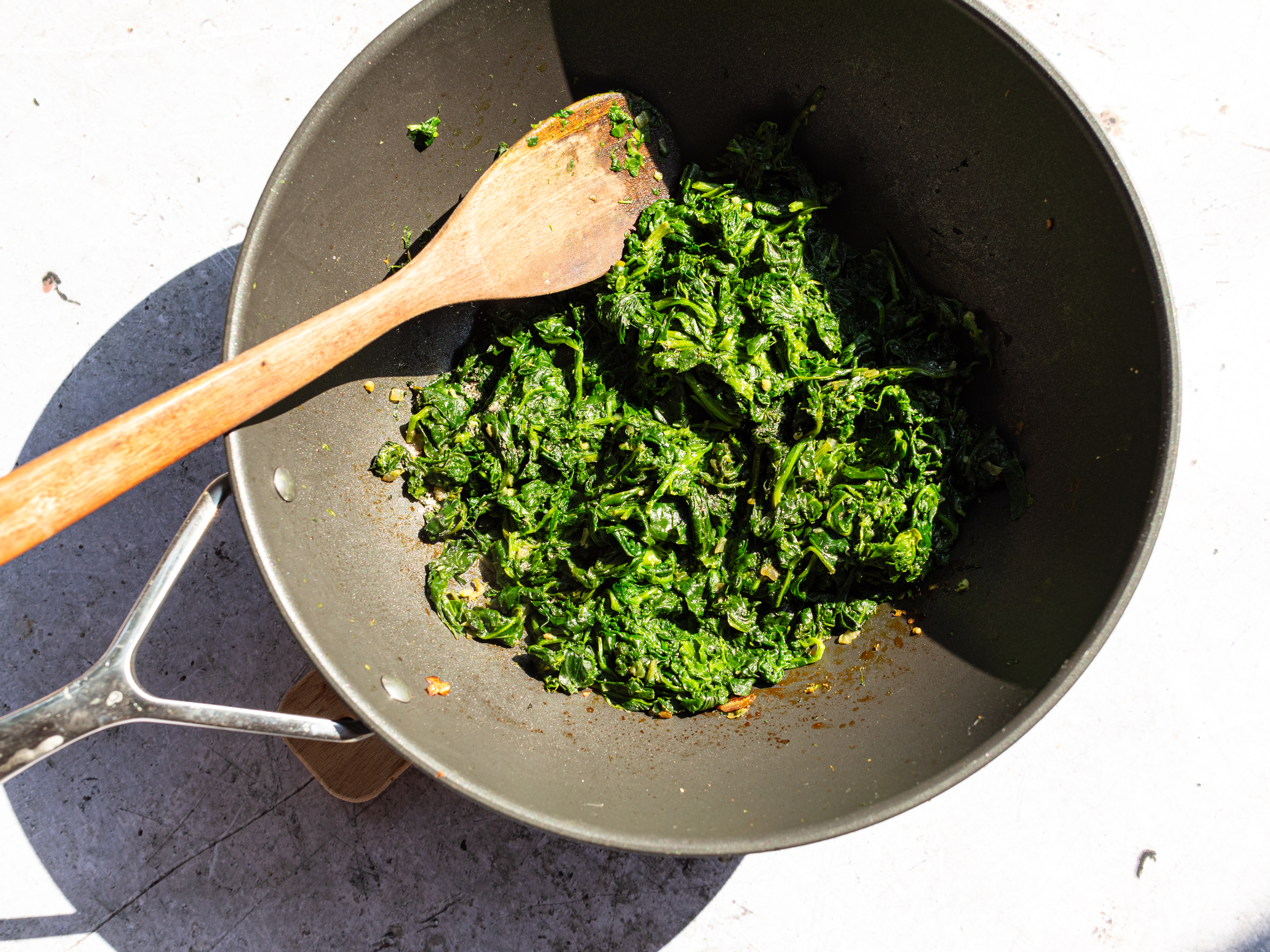 Schritt 2: Den frischen Spinat hinzufügen und kurz anbraten, bis er zusammenfällt