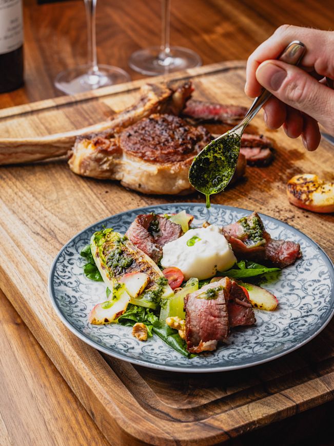 Tomahawk Streifen mit Sommersalat vom Grill Zutaten Tomahawk Streifen mit Sommersalat vom Grill Zutaten