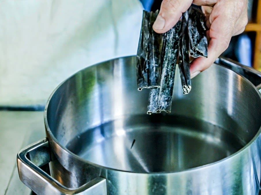 Schritt 1: Kombu-Brühe für Kombu Dashi mit Seafood zubereiten 