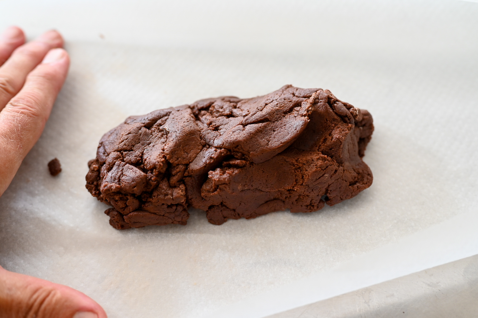 Schritt 1: Den Teig zwischen zwei Lagen Backpapier etwa 3 mm dick ausrollen