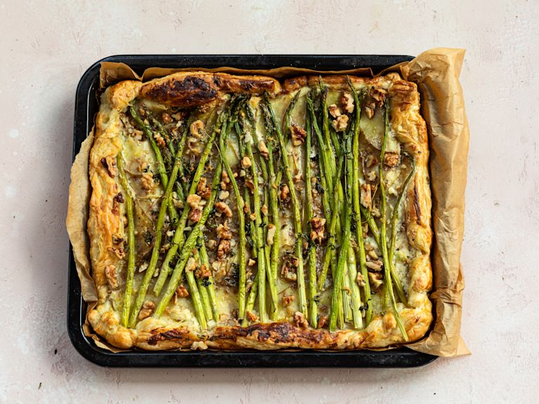 Schritt 4: Die Spargel-Tarte im vorgeheizten Ofen für etwa 25-30 Minuten backen oder bis der Blätterteig goldbraun ist und der Spargel und die Kartoffeln weich sind Schritt 4: Die Spargel-Tarte im vorgeheizten Ofen für etwa 25-30 Minuten backen oder bis der Blätterteig goldbraun ist und der Spargel und die Kartoffeln weich sind