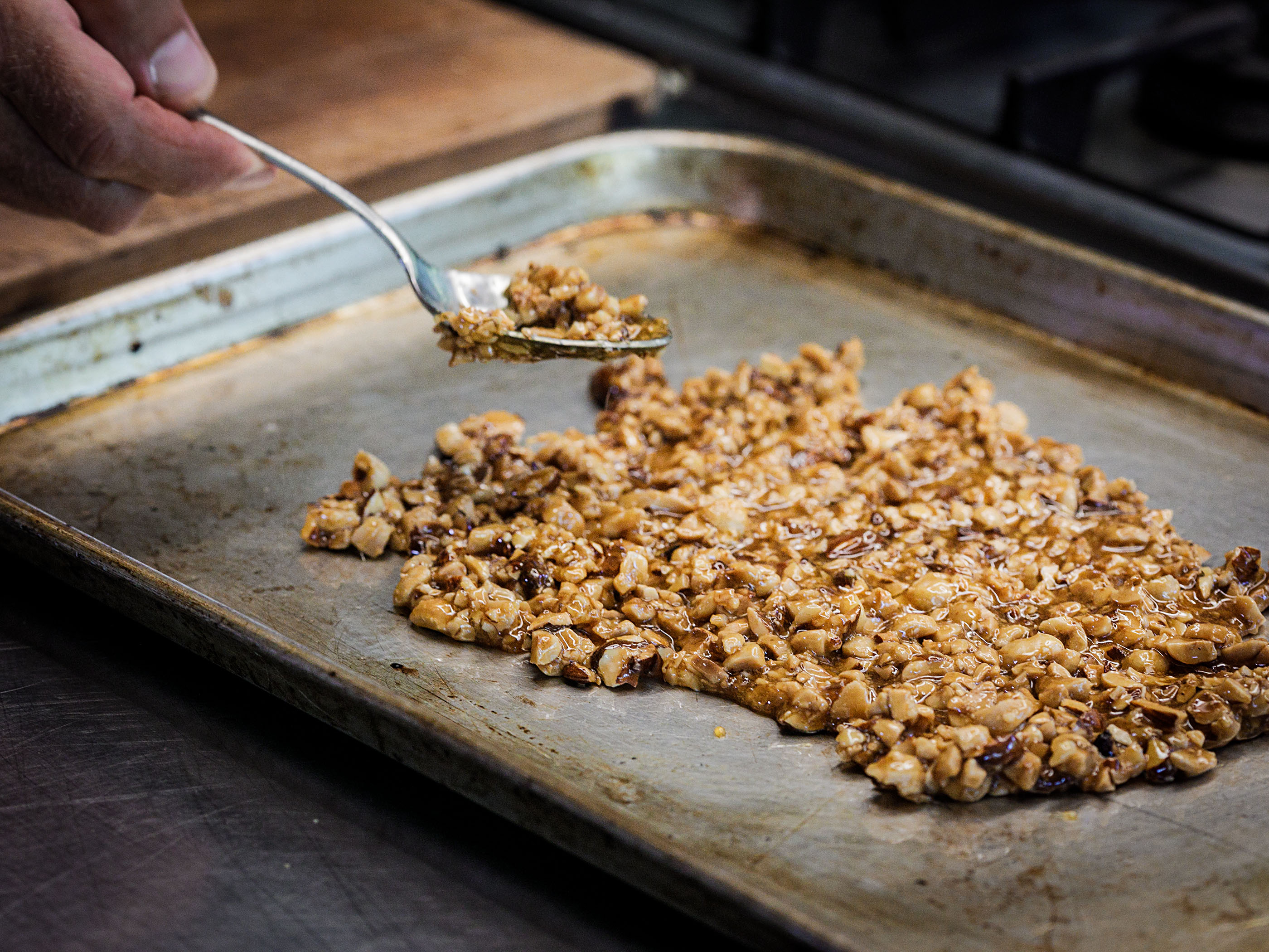 Schritt 2: Masse auf auf ein geöltes Bleck verteilen.