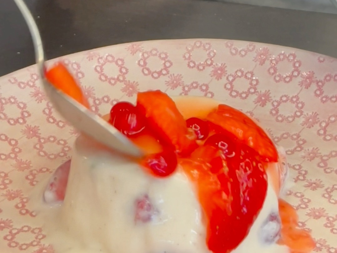 Schritt 4: Eine Stunde vor dem Servieren die restlichen Erdbeeren rüsten, grob schneiden und mit dem Puderzucker mischen