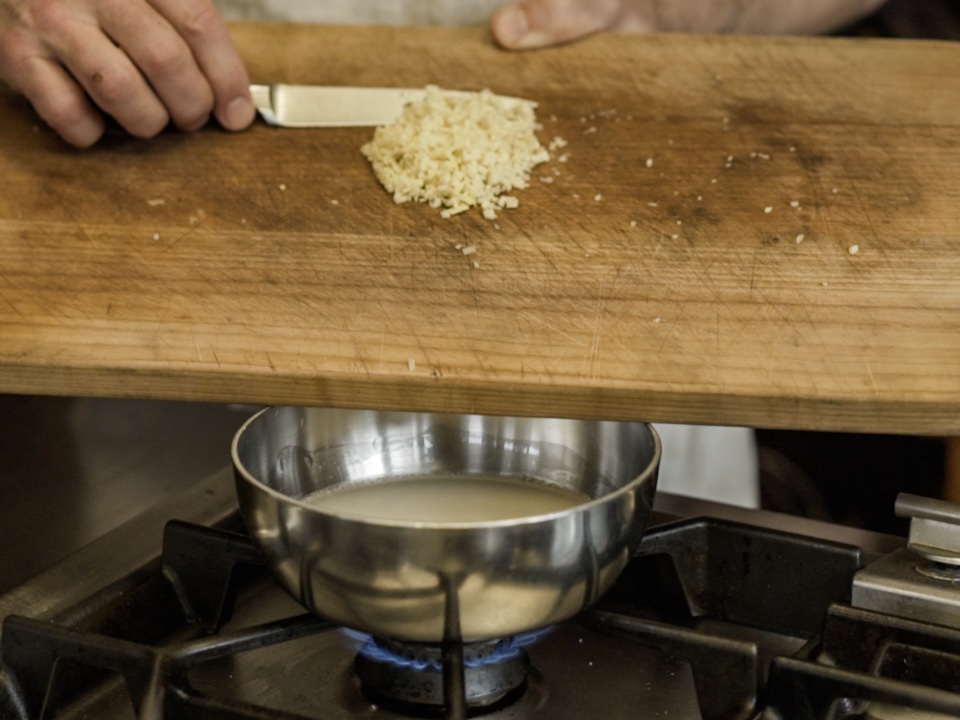 Schritt 2:  Ingwersirup für Wassermelonen-Granita mit Ingwersirup kochen 