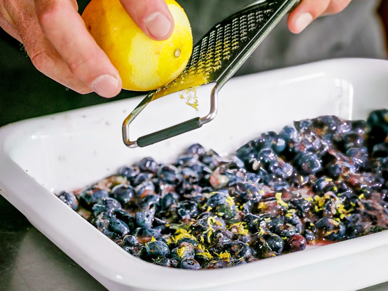 Schritt 3: Beerenfüllung für Blueberry Cobbler vorbereiten  und Teig auftragen