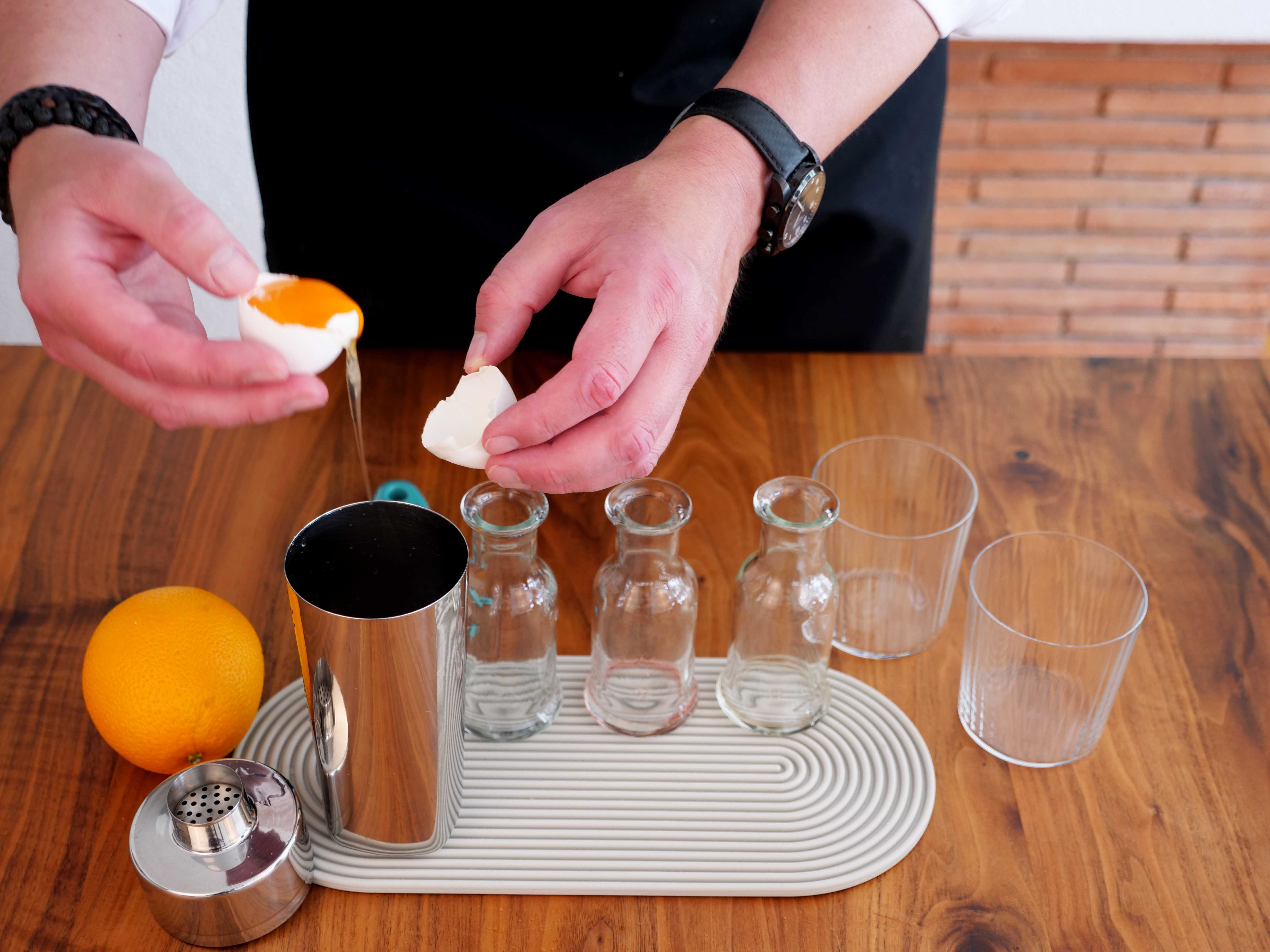 3. Eiweiss hinzugeben und shaken