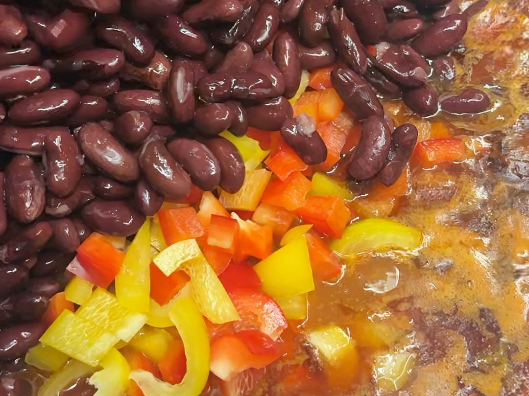 Schritt 3: Finale Zutaten für Chili con Carne hinzufügen und abschmecken 