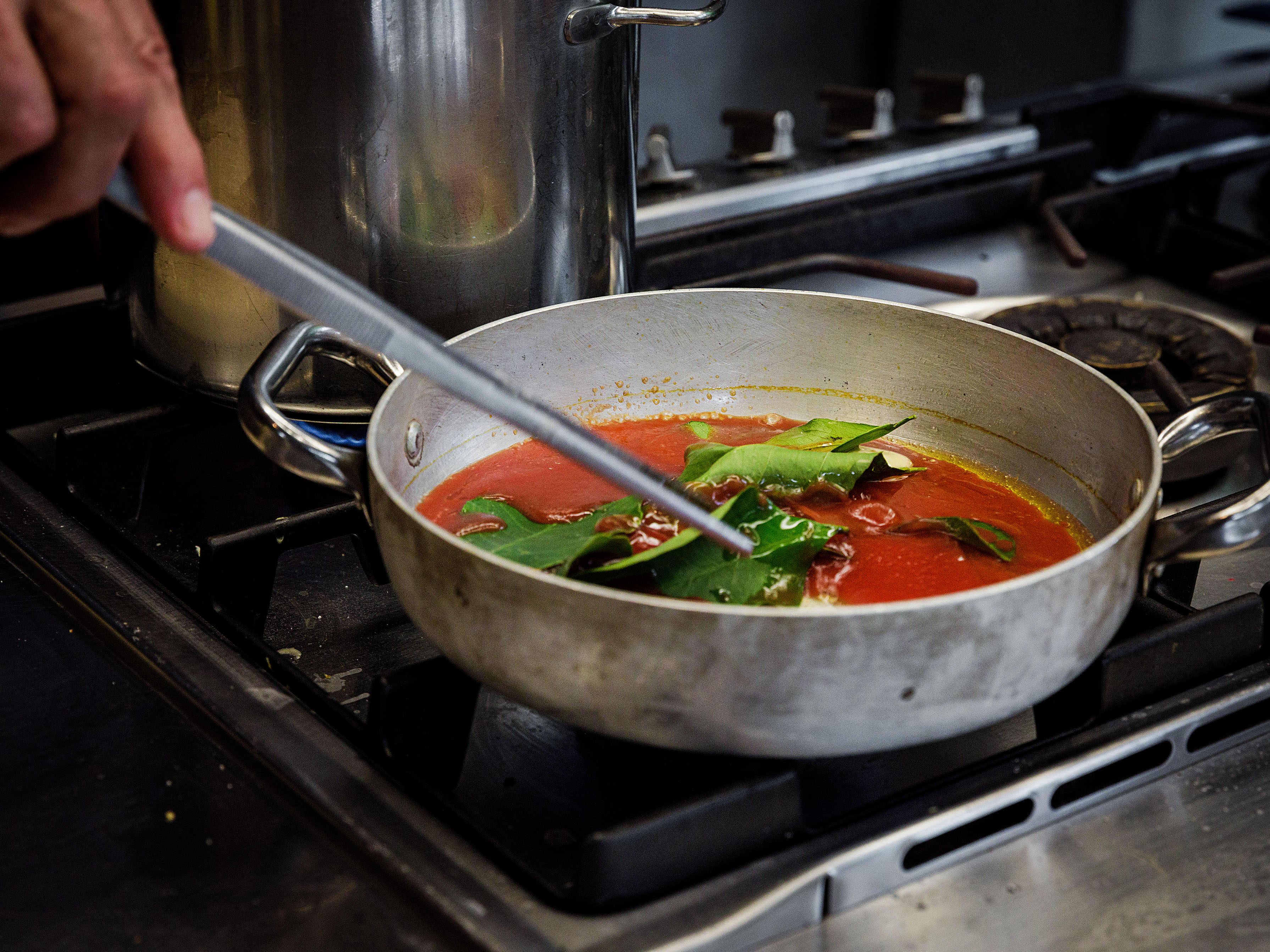 Schritt 2: Sugo für Paccheri al sugo di pomodoro e limone zubereiten 