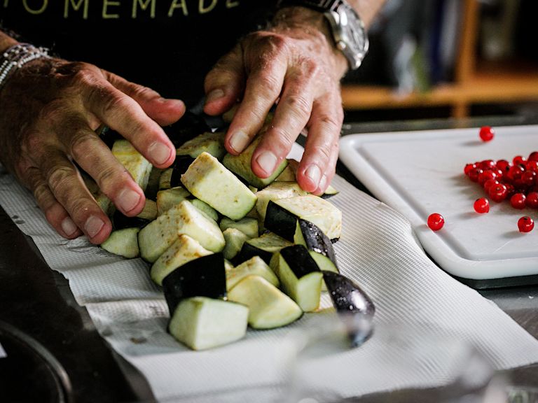 Schritt 1: Auberginen für Sizilianische Caponata entwässern . Schritt 1: Auberginen für Sizilianische Caponata entwässern .