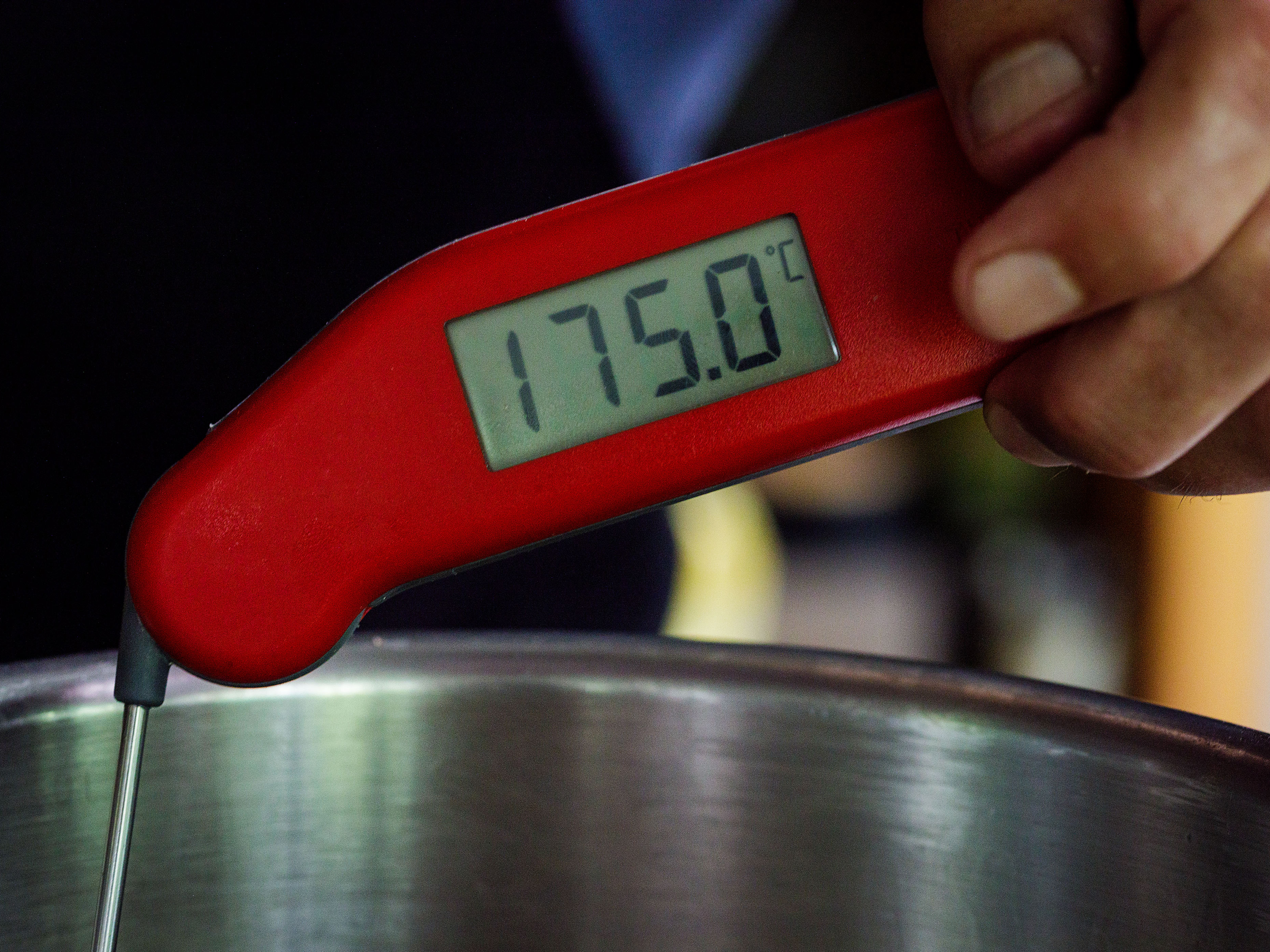 Schritt 3: Temperatur des Olivenöls auf 175° C erhöhen, Kartoffeln zugeben und frittieren