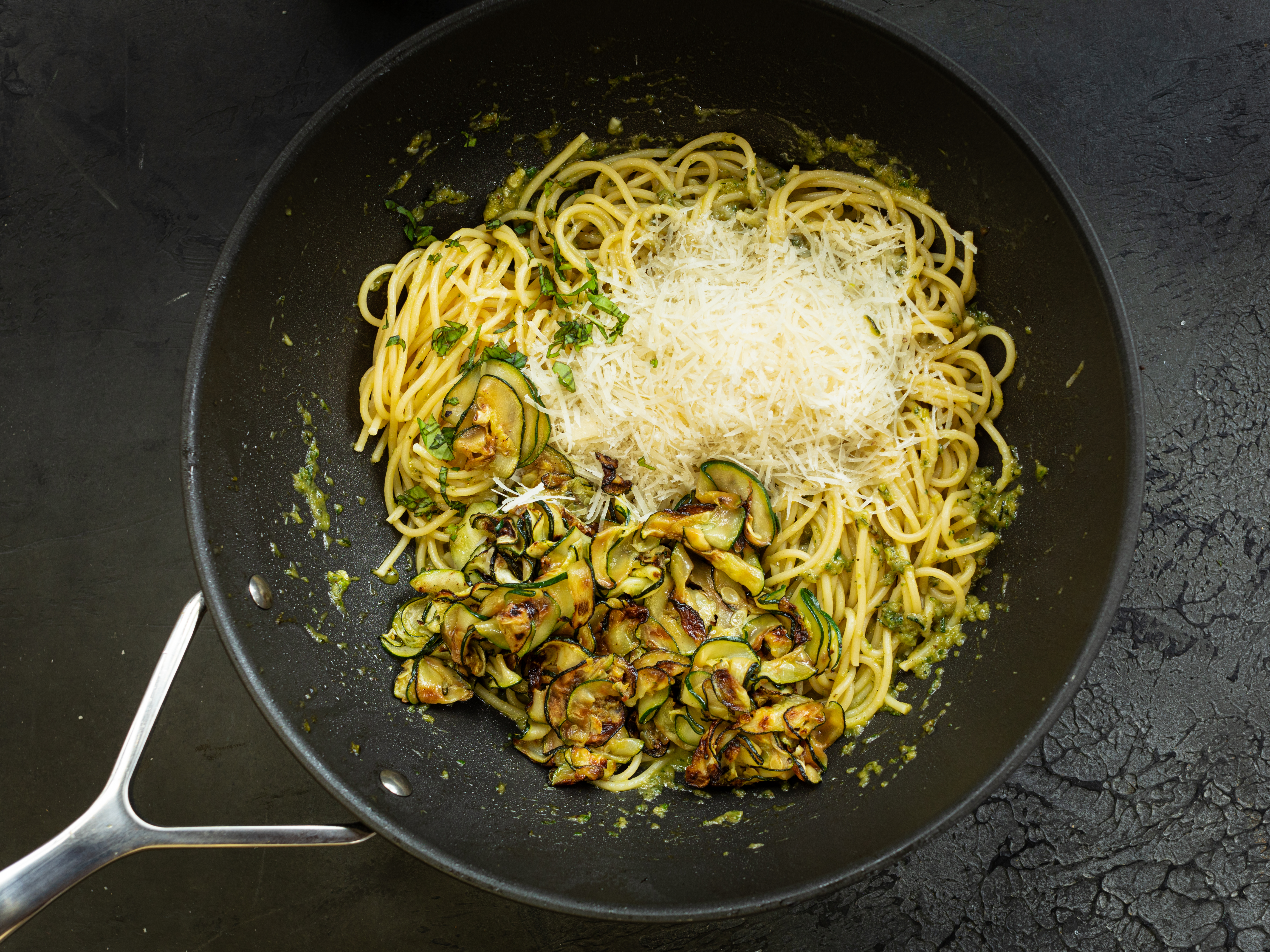 Schritt 3: Zutaten für Spaghetti Nerano kombinieren 