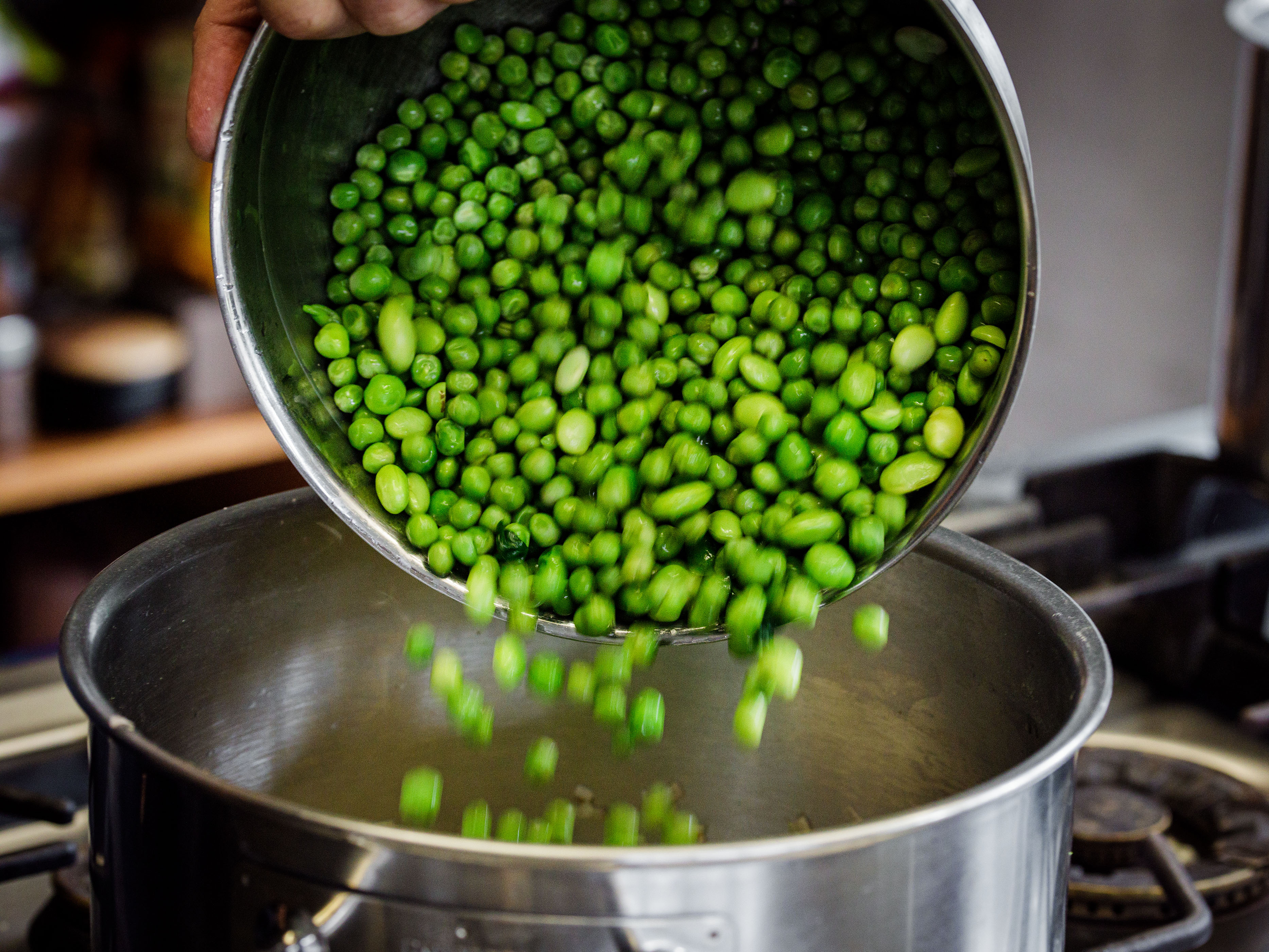 Schritt 3: Spinat-Erbsen-Püree für Erbsen-Spargel-Bisque mit Lavendel-Crème-fraîche und Spargelöl zubereiten 