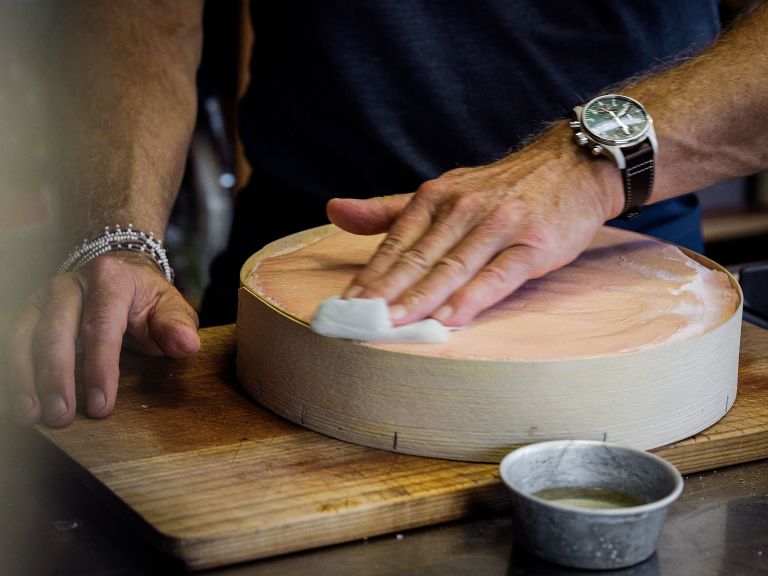 Schritt 2: Den Käse am inneren Rand der Holzschachtel herausschneiden, sodass die Käserinde noch drinbleibt