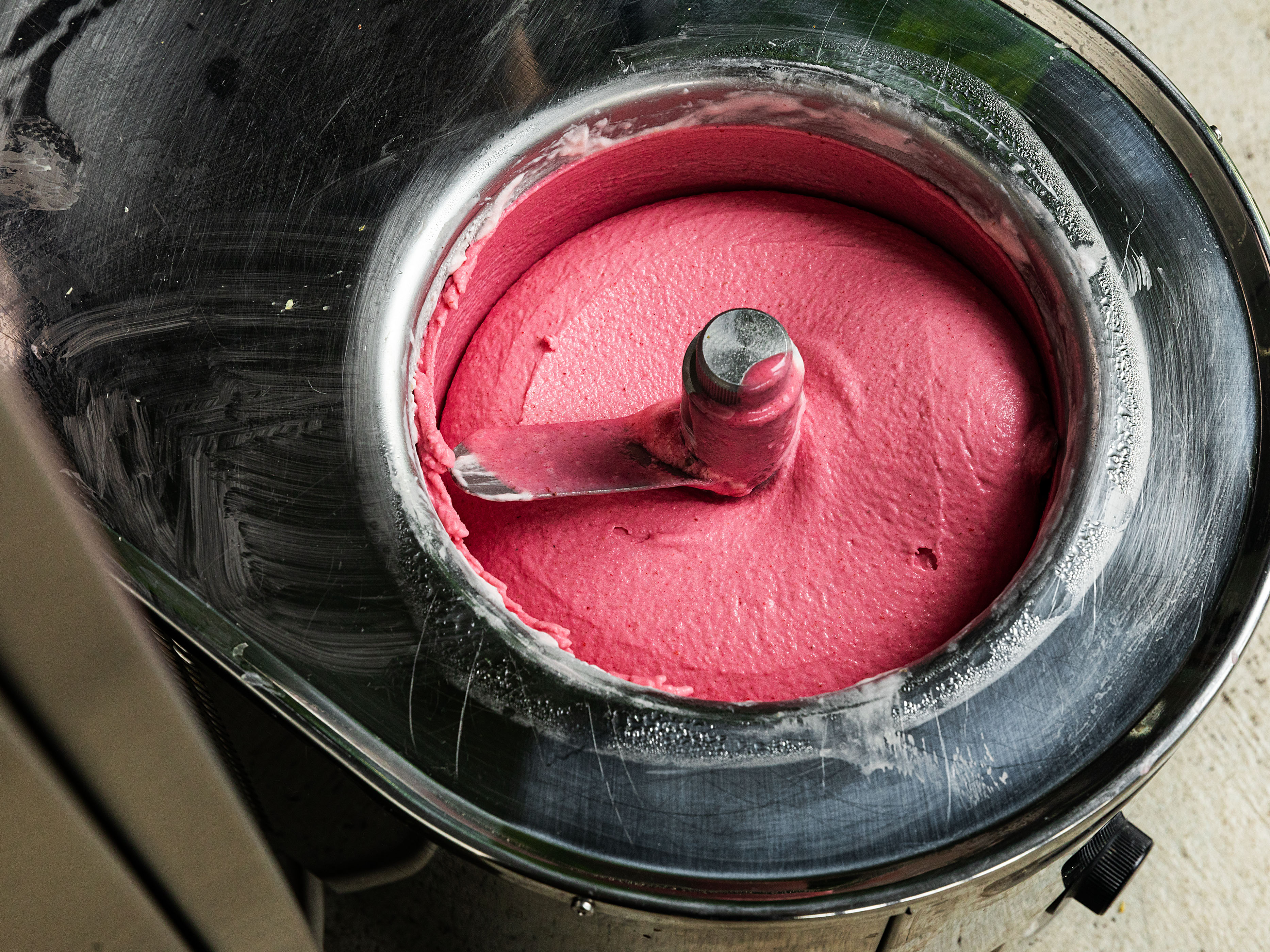 Schritt 2: Die gekühlte Fruchtmasse in der Eismaschine nach Hersteller-Anleitung gefrieren lassen