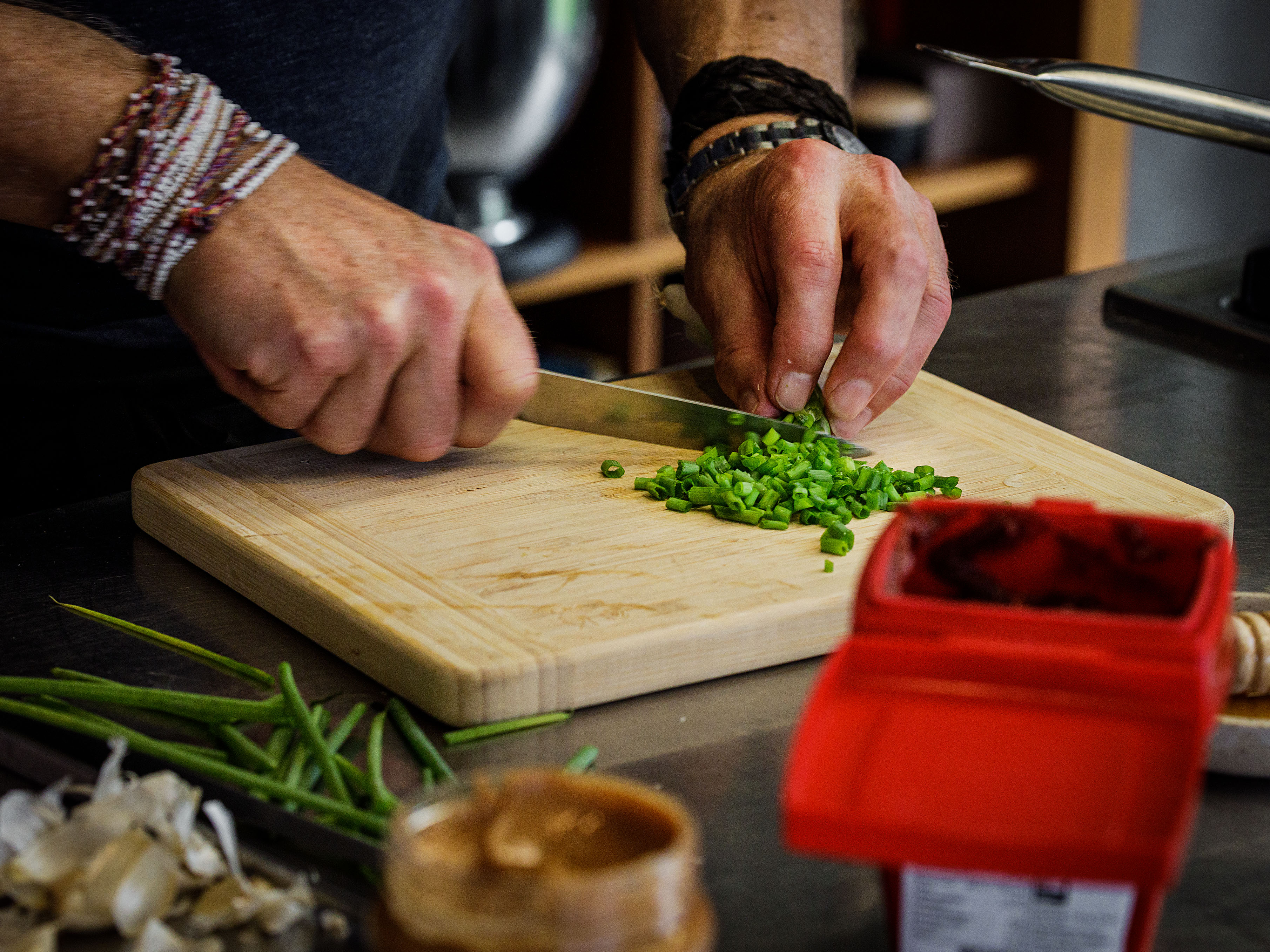 Schritt 2: Gochujang-Sauce für Gochujang-Peanutbutter-Spaghetti zubereiten