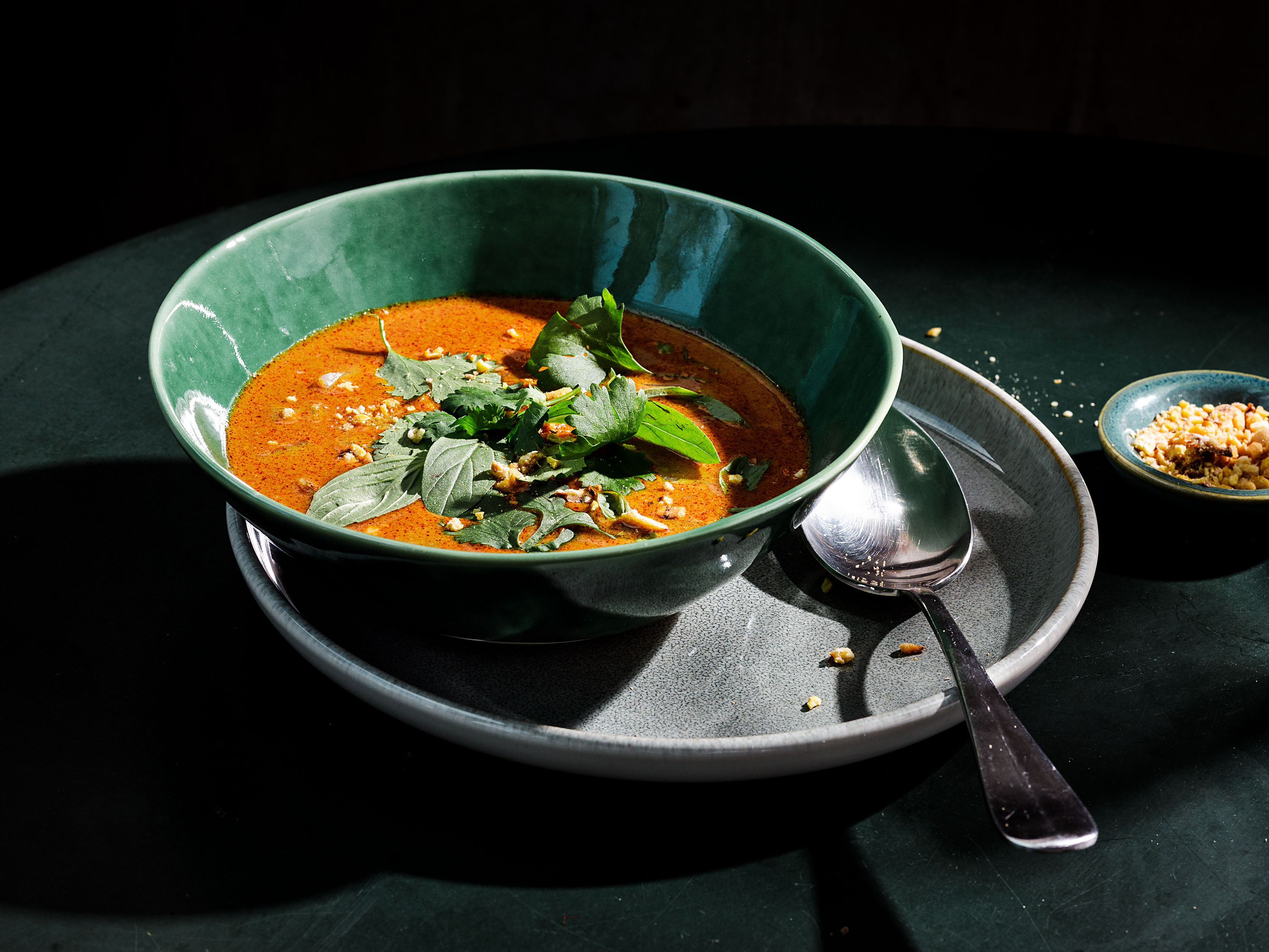 Schritt 3: Alles mit viel Thai-Basilikum und Korianderblätter garnieren und den gerösteten Mais darüber streuen