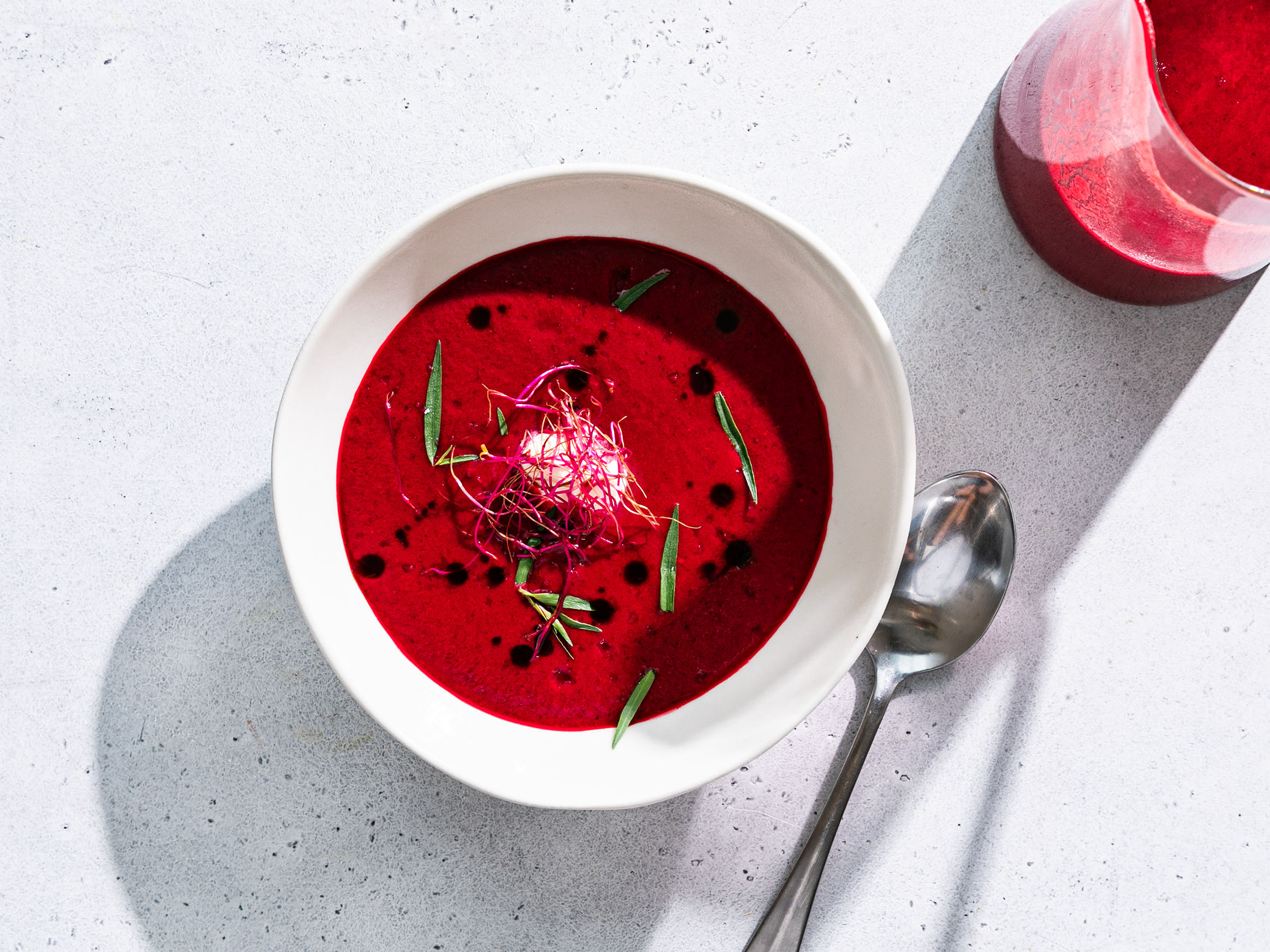 Schritt 3: Die gekühlte Randen-Gazpacho in Schalen servieren - in die Mitte einen Klecks Crème fraîche geben und mit Estragon und Randensprossen dekorieren