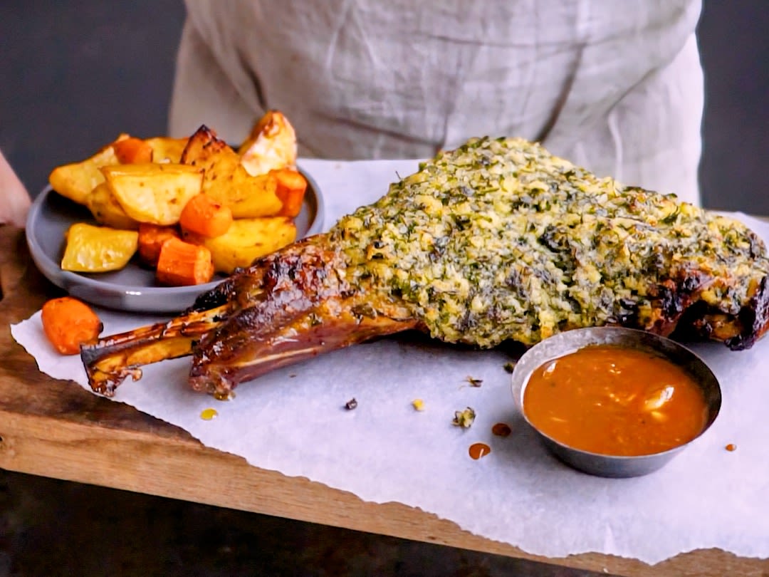 Schritt 1:  Fleisch für Lamm- oder Gitzischulter mit Kräuterkruste anbraten 