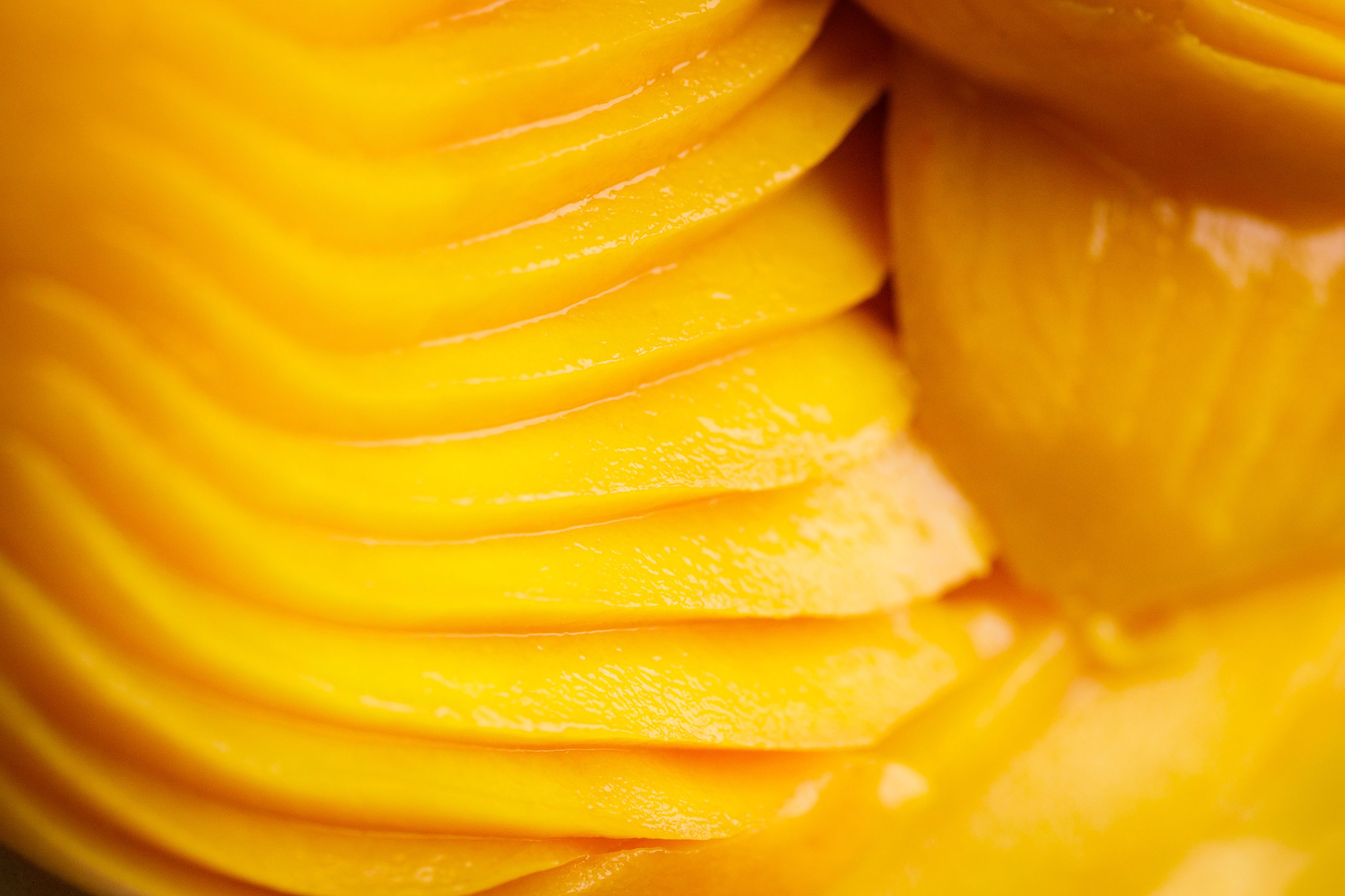 Schritt 7: Mango Tarte mit Creme Bavarois und Passionsfrucht-Karamell anrichten und servieren